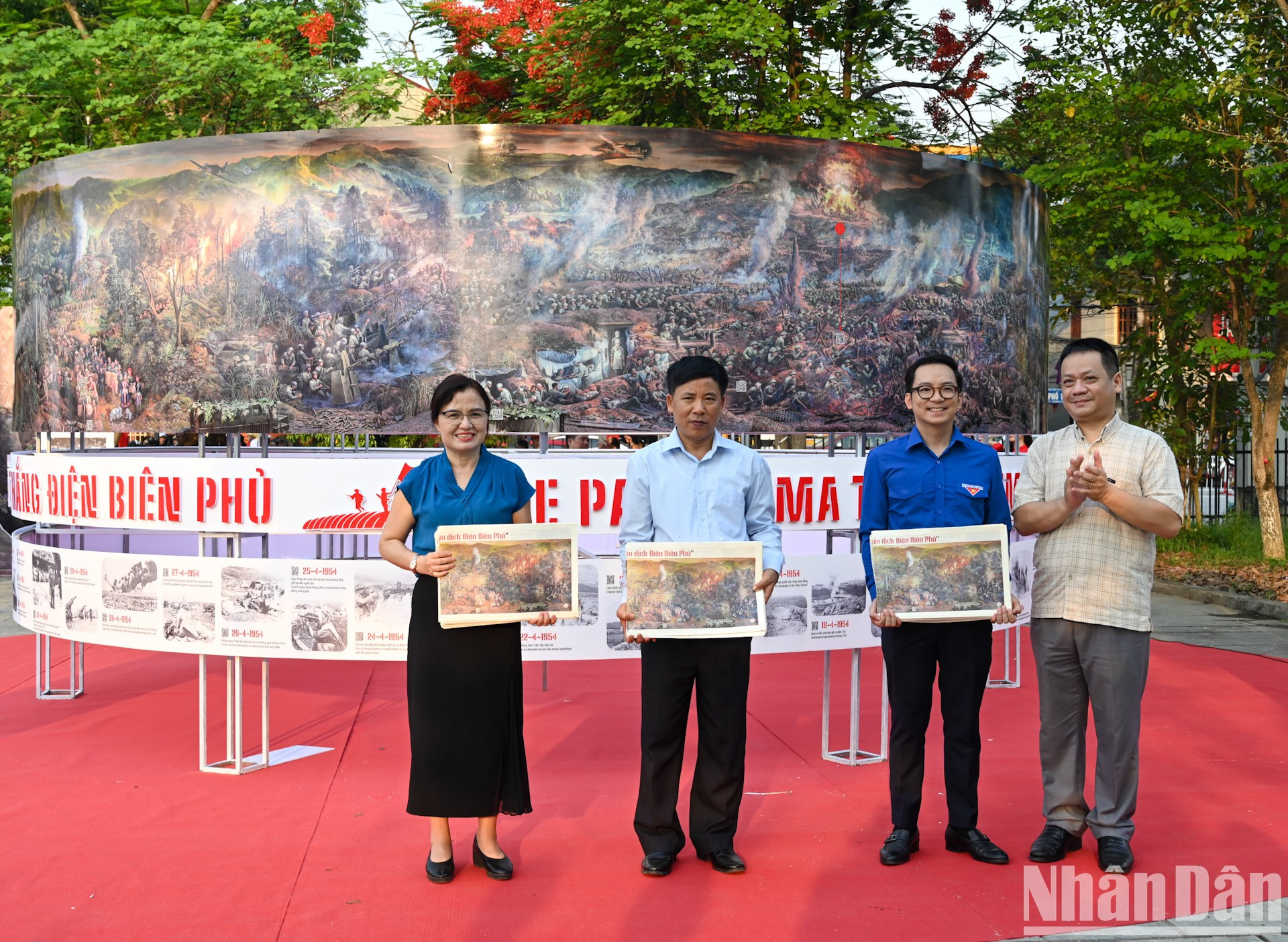 En el evento, Nhan Dan entrega mil números especiales a las organizaciones en la provincia de Dien Bien, incluido el periódico Dien Bien Phu, los Servicios de Cultura, Deportes y Turismo, y de Educación y Formación, y la Unión de Jóvenes Comunistas de Ho Chi Minh en Dien Bien.