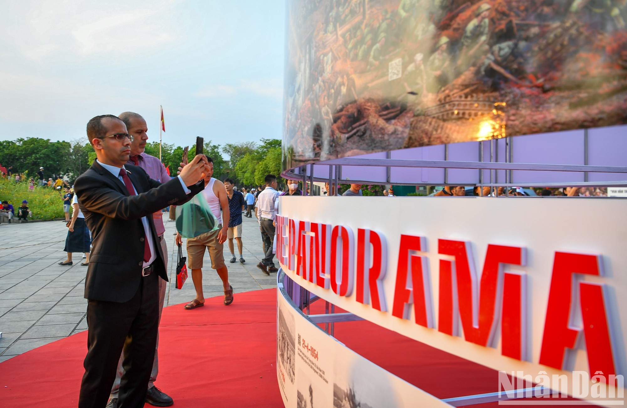 Visitantes extranjeros en la exposición.