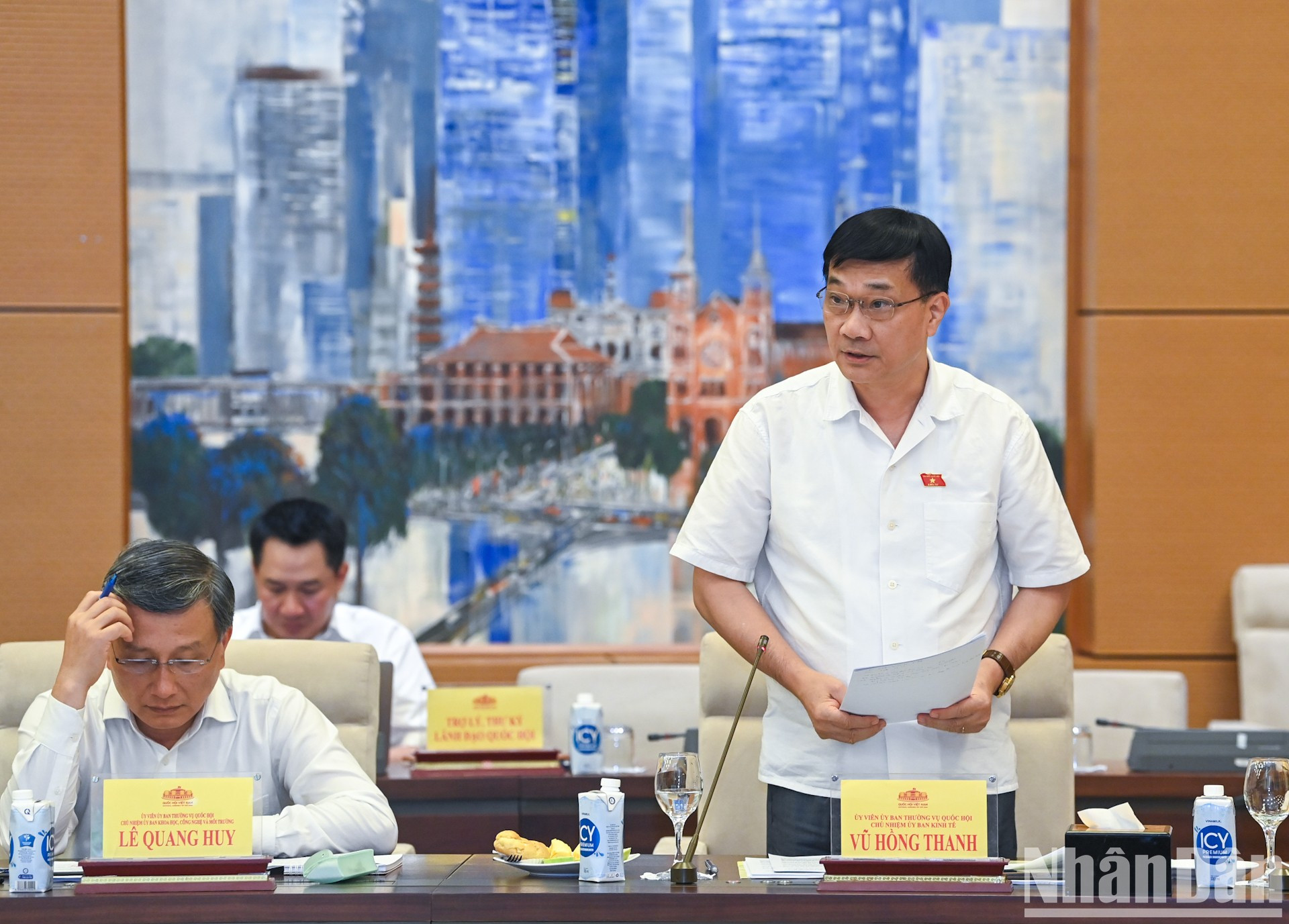 El jefe de la Comisión de Economía del Parlamento, Vu Hong Thanh. El jefe de la Comisión de Economía del Parlamento, Vu Hong Thanh.