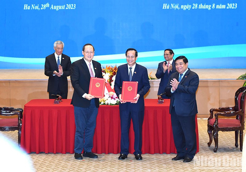 Firma de un memorando de entendimiento entre el Ministerio de Planificación e Inversión de Vietnam y el Ministerio de Industria y Comercio de Singapur sobre el intercambio de talentos innovadores entre ambos países.