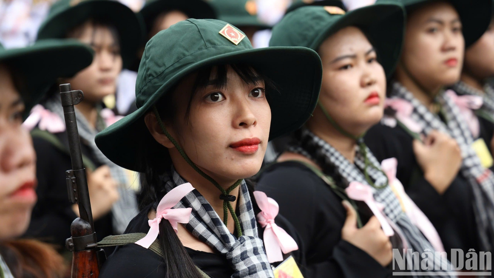 El bloque de guerrilleras del sur marcha en la ceremonia de lanzamiento del entrenamiento militar 2025. El bloque de guerrilleras del sur marcha en la ceremonia de lanzamiento del entrenamiento militar 2025.