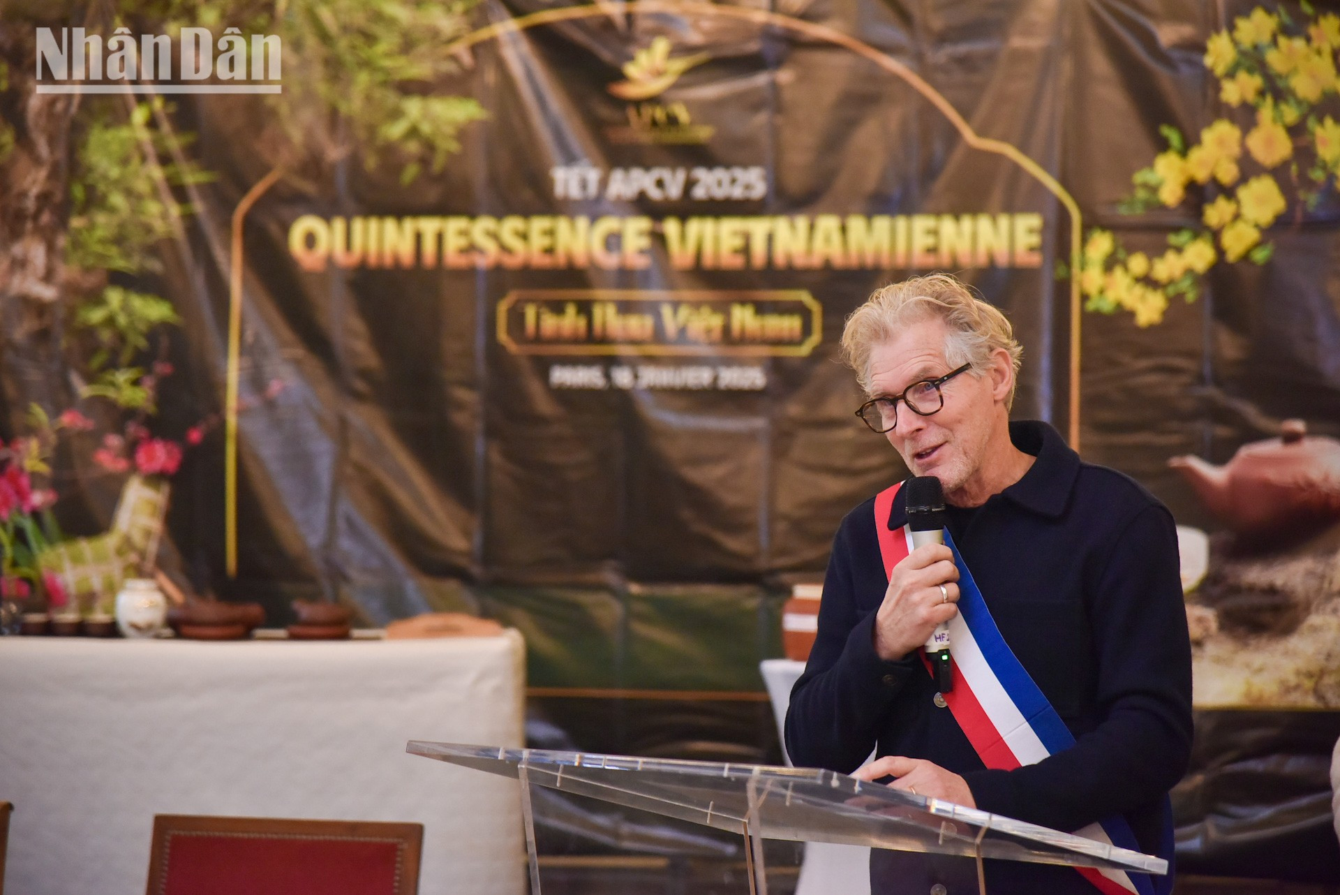 El alcalde, Éric Pliez, afirma que la comunidad vietnamita residente en el distrito 20 ha contribuido notablemente al desarrollo socioeconómico y cultural, y al aumento de la comprensión mutua con otras comunidades. El alcalde, Éric Pliez, afirma que la comunidad vietnamita residente en el distrito 20 ha contribuido notablemente al desarrollo socioeconómico y cultural, y al aumento de la comprensión mutua con otras comunidades.