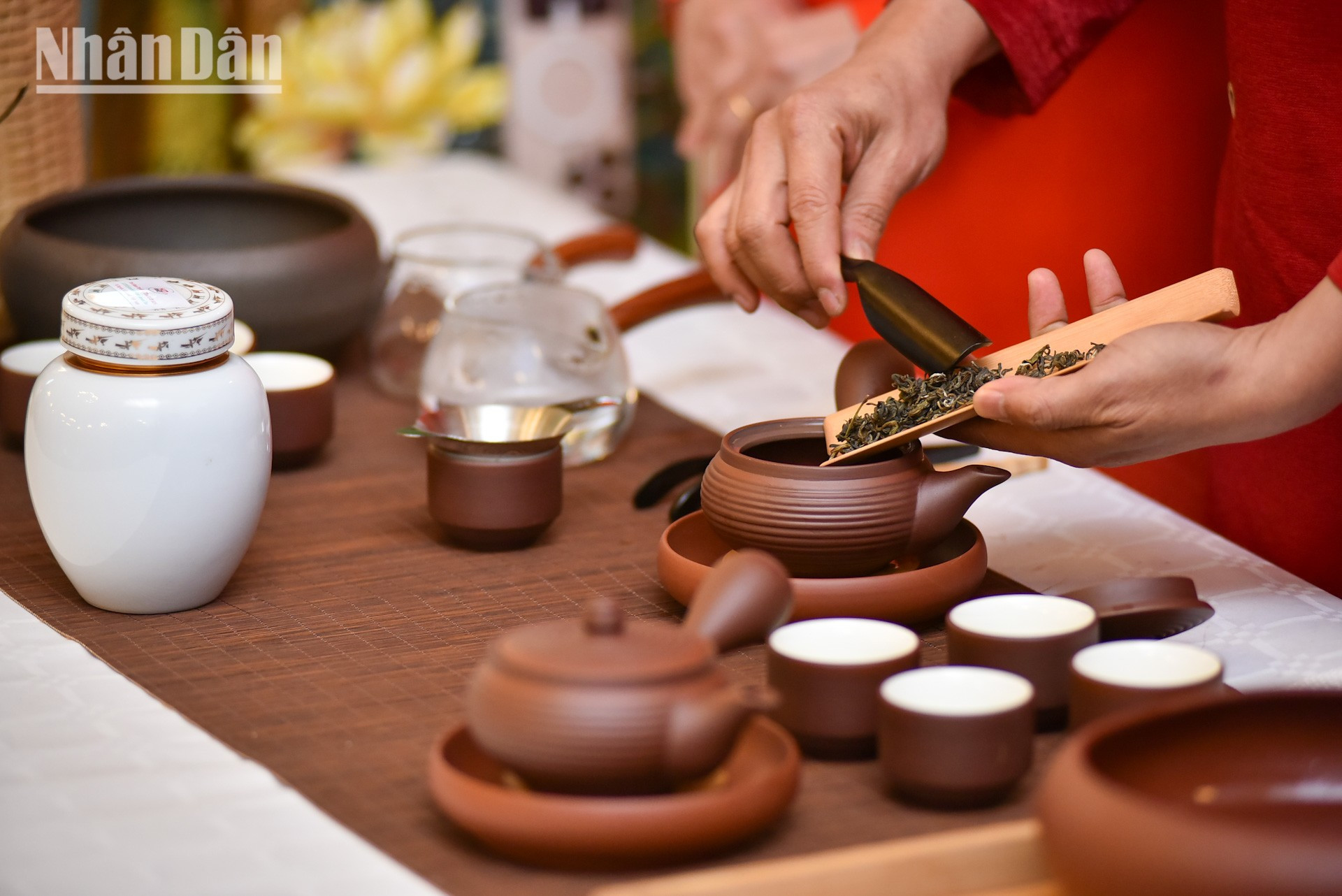 Los asistentes tienen la oportunidad de disfrutar de algunos de los tés premium de Vietnam, como el té blanco Mong Rong (Garra de dragón), el antiguo pastel de té de Bach Mau Don Shan Tuyet, el antiguo té verde Shan Tuyet y el antiguo té negro Shan Tuyet. Los asistentes tienen la oportunidad de disfrutar de algunos de los tés premium de Vietnam, como el té blanco Mong Rong (Garra de dragón), el antiguo pastel de té de Bach Mau Don Shan Tuyet, el antiguo té verde Shan Tuyet y el antiguo té negro Shan Tuyet.