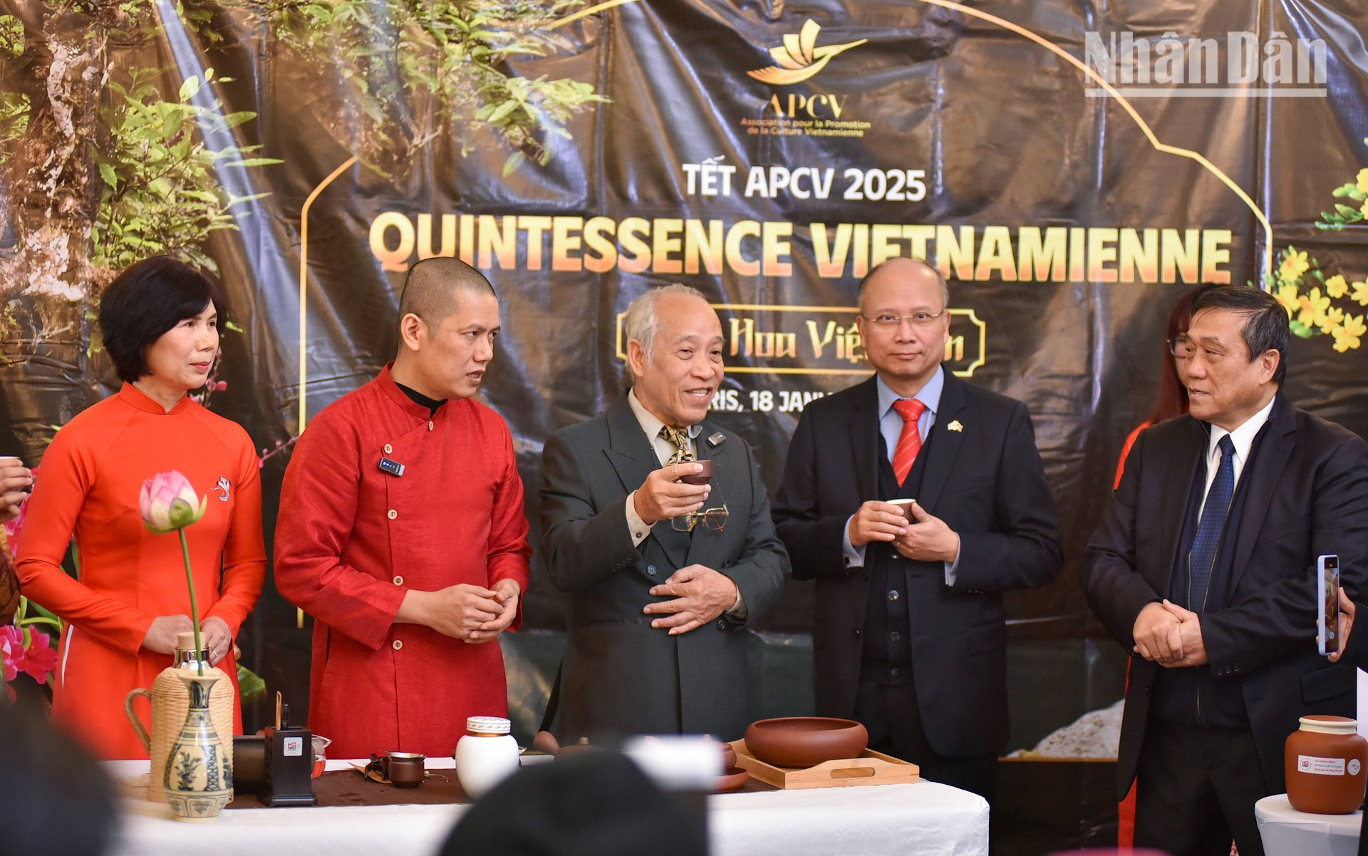 El fundador del Espacio para experimentar la cultura del té de Vietnam, Meditación del té Kosala, Nguyen Duy Nhan, explica que Vietnam es un país con una larga tradición de consumo de té. El té no es solo una bebida, sino también un símbolo de elegancia y sofisticación. El té conecta con las personas y la naturaleza, con el pasado y el presente, con las generaciones de vietnamitas y con el flujo cultural de la nación. El fundador del Espacio para experimentar la cultura del té de Vietnam, Meditación del té Kosala, Nguyen Duy Nhan, explica que Vietnam es un país con una larga tradición de consumo de té. El té no es solo una bebida, sino también un símbolo de elegancia y sofisticación. El té conecta con las personas y la naturaleza, con el pasado y el presente, con las generaciones de vietnamitas y con el flujo cultural de la nación.