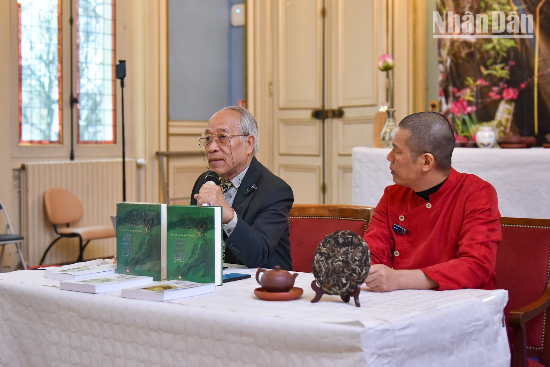 Los asistentes tienen la oportunidad de intercambiar opiniones con el científico Trinh Quang Dung, de la Academia de Ciencia y Tecnología de Vietnam y autor del libro La cultura del té vietnamita. La obra se considera una enciclopedia que describe la historia y la cultura del té, y demuestra que Vietnam es el país con las plantas de té más antiguas del mundo. Los asistentes tienen la oportunidad de intercambiar opiniones con el científico Trinh Quang Dung, de la Academia de Ciencia y Tecnología de Vietnam y autor del libro La cultura del té vietnamita. La obra se considera una enciclopedia que describe la historia y la cultura del té, y demuestra que Vietnam es el país con las plantas de té más antiguas del mundo.