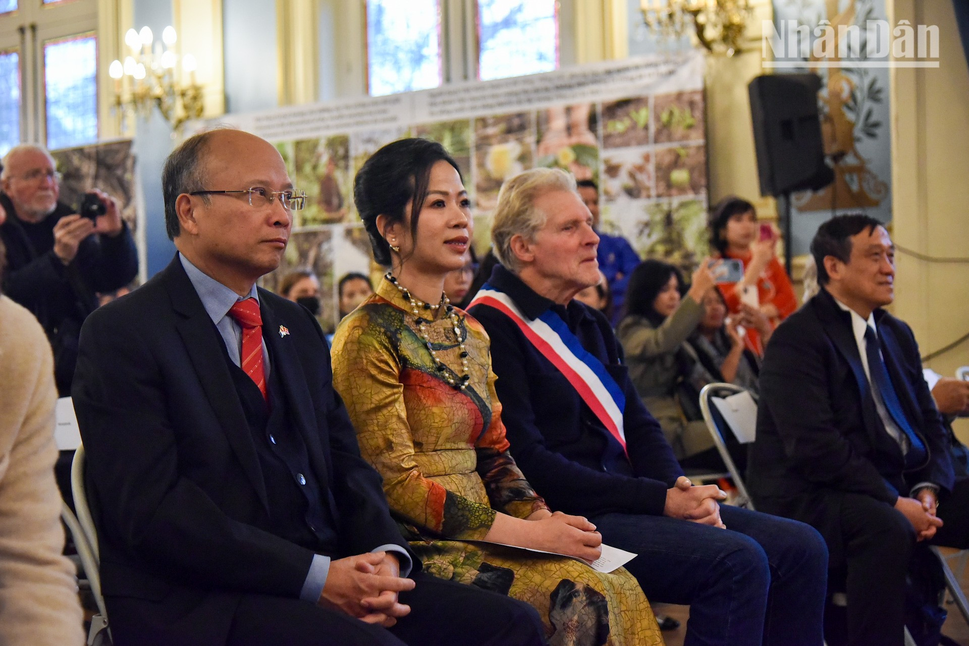 Al hablar en el acto inaugural, Diane Nguyen Duc, la presidenta de la Asociación dedicada a honrar la cultura vietnamita, destaca que la presencia de los invitados y amigos franceses demuestra las estrechas relaciones entre Vietnam y Francia. Se trata de una conexión entre dos pueblos basada no solo en valores históricos, sino también en aspiraciones comunes de desarrollo e integración, afirma. Al hablar en el acto inaugural, Diane Nguyen Duc, la presidenta de la Asociación dedicada a honrar la cultura vietnamita, destaca que la presencia de los invitados y amigos franceses demuestra las estrechas relaciones entre Vietnam y Francia. Se trata de una conexión entre dos pueblos basada no solo en valores históricos, sino también en aspiraciones comunes de desarrollo e integración, afirma.