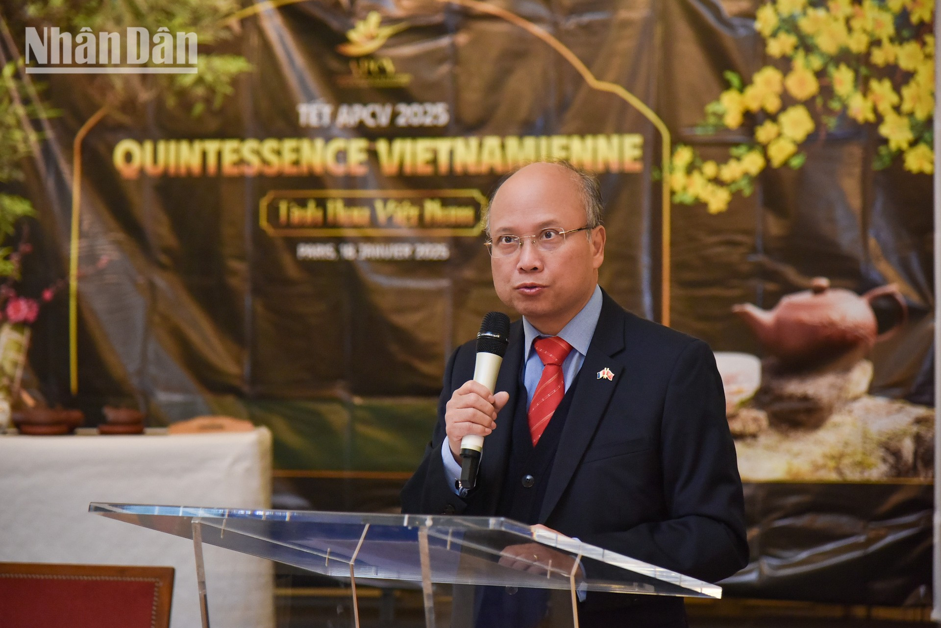 Por su parte, el embajador vietnamita, Dinh Toan Thang, aplaude las actividades destinadas a preservar y promover los rasgos culturales tradicionales entre los vietnamitas residentes en Francia. Por su parte, el embajador vietnamita, Dinh Toan Thang, aplaude las actividades destinadas a preservar y promover los rasgos culturales tradicionales entre los vietnamitas residentes en Francia.