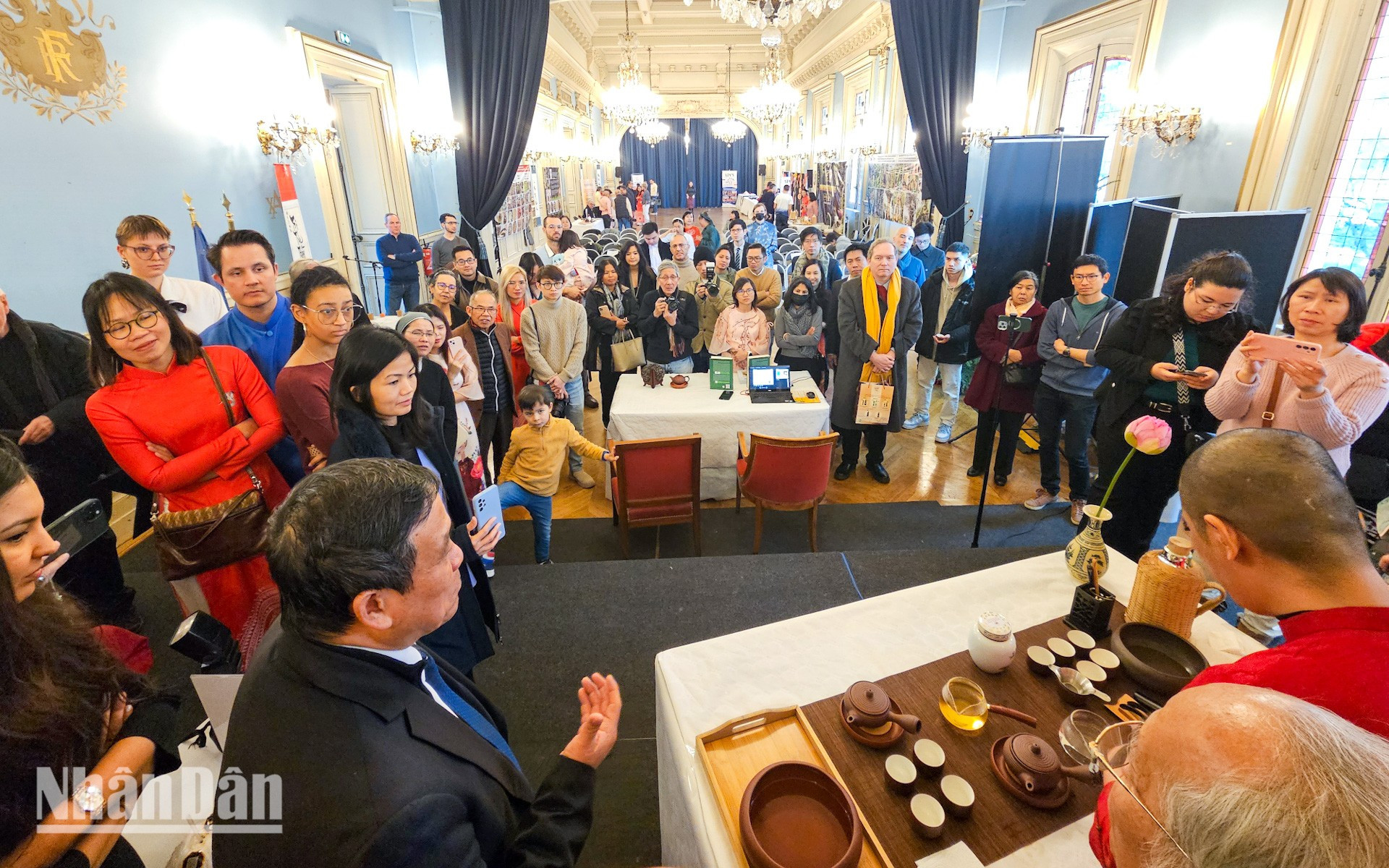 Resalta la iniciativa de la Asociación de honrar la cultura vietnamita y afirma que el té no solo es bueno para la salud de los consumidores, sino que también posee valores culturales tradicionales del pueblo vietnamita. Resalta la iniciativa de la Asociación de honrar la cultura vietnamita y afirma que el té no solo es bueno para la salud de los consumidores, sino que también posee valores culturales tradicionales del pueblo vietnamita.