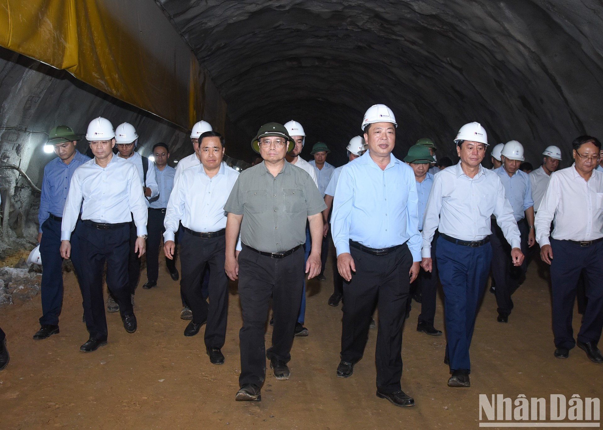 El primer ministro Pham Minh Chinh inspecciona la construcción del túnel vial Dong Khe del proyecto de la autopista Dong Dang-Tra Linh.