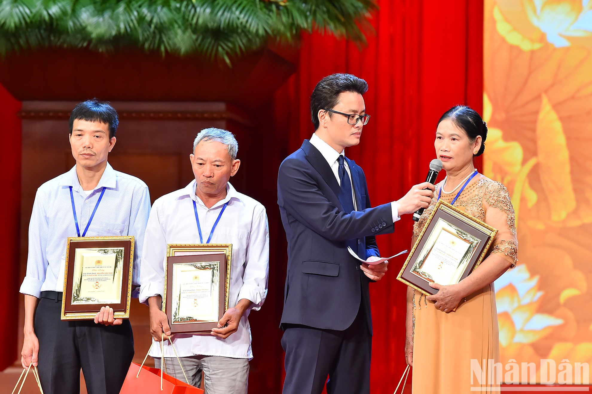 En una conversación con Pham Thi Vinh, hermana del mártir Pham Van Thuoc. Se trata de una de las cuatro familias que encuentran a sus familiares mediante pruebas genéticas. En una conversación con Pham Thi Vinh, hermana del mártir Pham Van Thuoc. Se trata de una de las cuatro familias que encuentran a sus familiares mediante pruebas genéticas.