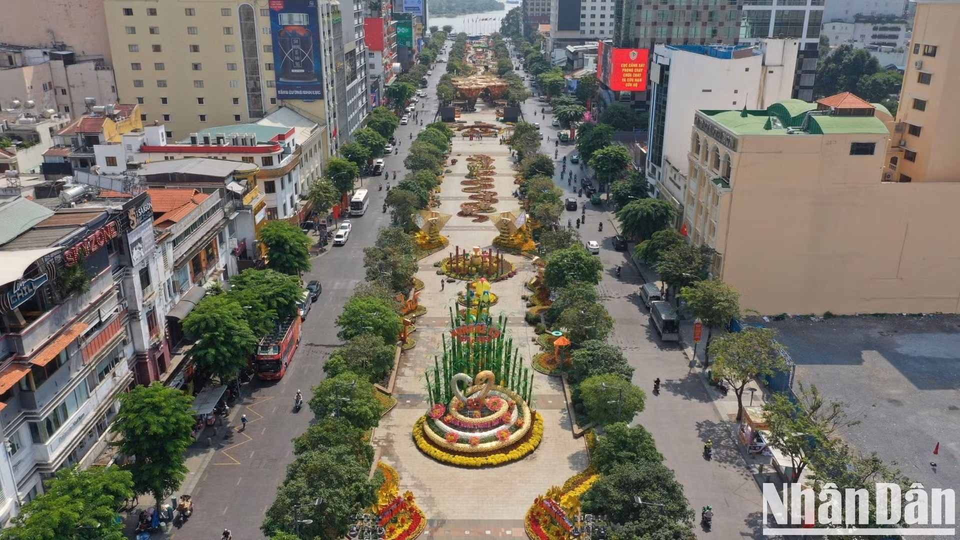 El lugar se divide en tres segmentos temáticos: "Unidad", "Transformación" y "Desarrollo", que reflejan la gloriosa historia del pueblo vietnamita desde los primeros días de la independencia hasta su firme transición hacia la nueva era.