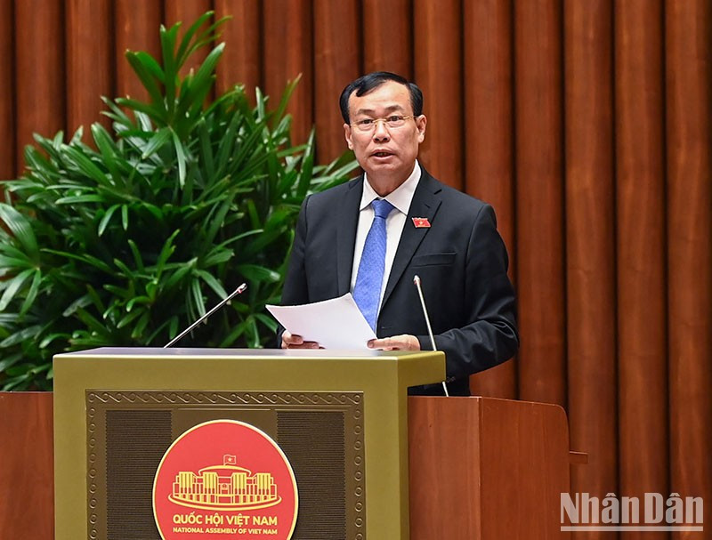 El presidente del Comité de Defensa y Seguridad Nacional, Le Tan Toi, presenta un informe resumido sobre una serie de cuestiones importantes con opiniones divergentes sobre el proyecto de la Ley de Identificación Ciudadana (modificada).