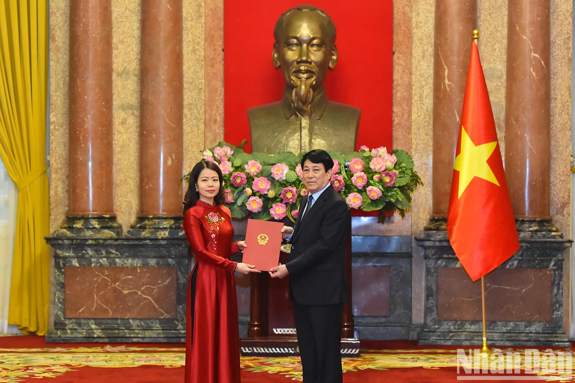 El presidente del país, Luong Cuong, entrega la decisión de nombramiento a la vicecanciller Nguyen Minh Hang. El presidente del país, Luong Cuong, entrega la decisión de nombramiento a la vicecanciller Nguyen Minh Hang.