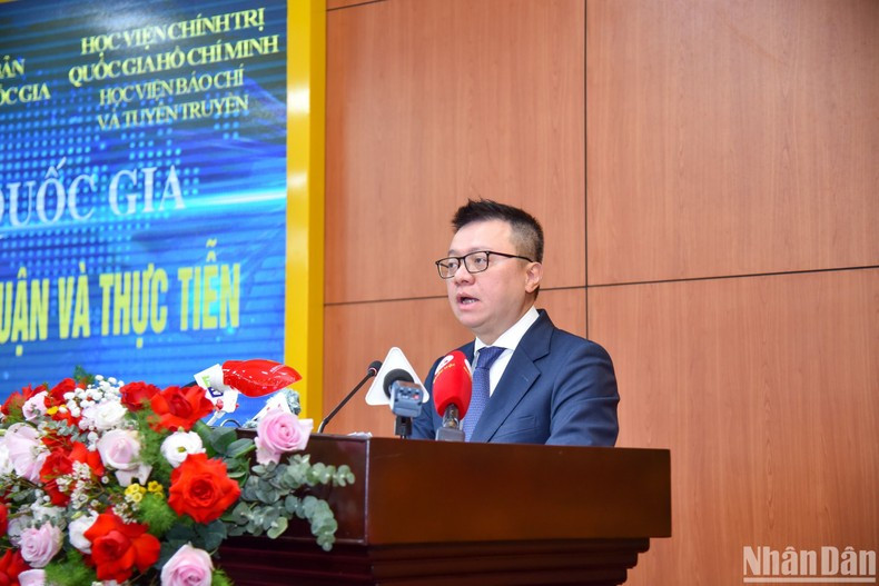 Le Quoc Minh, editor del Presidente de Nhan Dan, pronuncia el discurso inaugural.