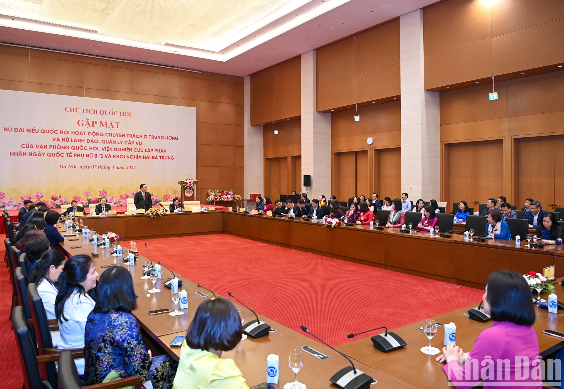 En la reunión. En la reunión.