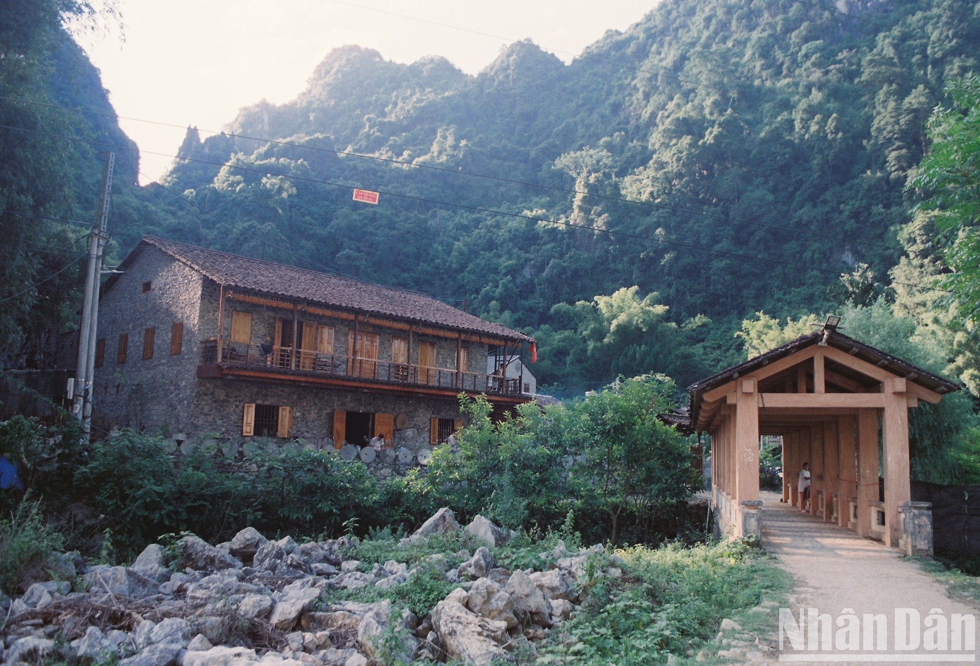 Desde la carretera que conduce al pueblo, los visitantes pueden apreciar los rasgos antiguos y apacibles de Khuoi Ky, incluido un puente de madera con techo árabe que cruzan el arroyo de igual nombre.