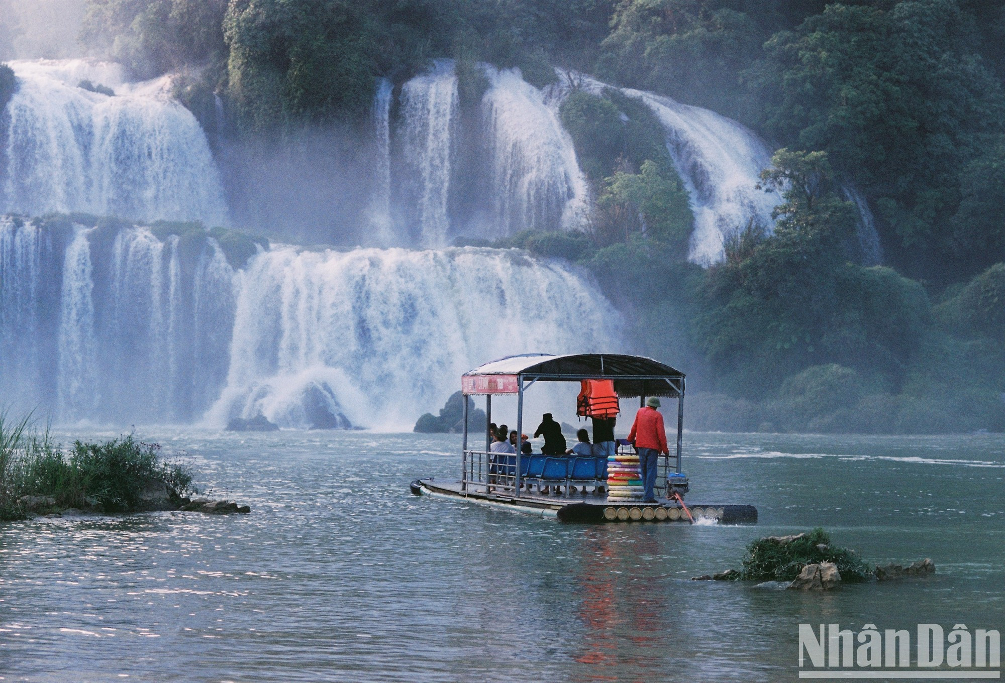 Junto con la cascada de Ban Gioc y la cueva de Nguom Ngao, la aldea de Khuoi Ky forma parte del complejo escénico de la cascada de Ban Gioc, en la zona fronteriza de Vietnam.