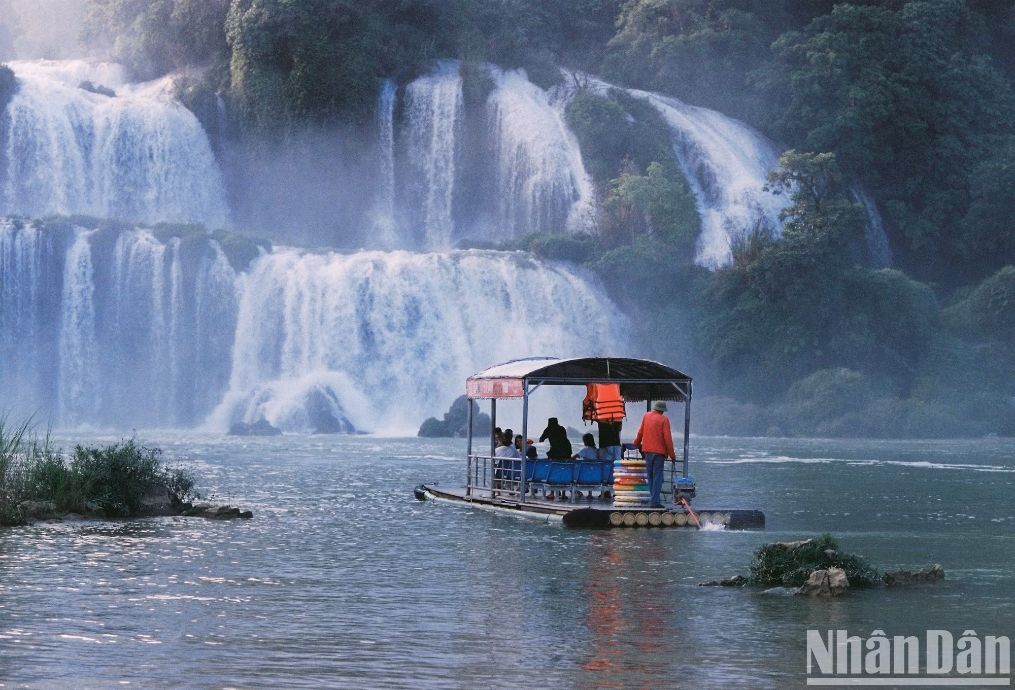 Junto con la cascada de Ban Gioc y la cueva de Nguom Ngao, la aldea de Khuoi Ky forma parte del complejo escénico de la cascada de Ban Gioc, en la zona fronteriza de Vietnam.