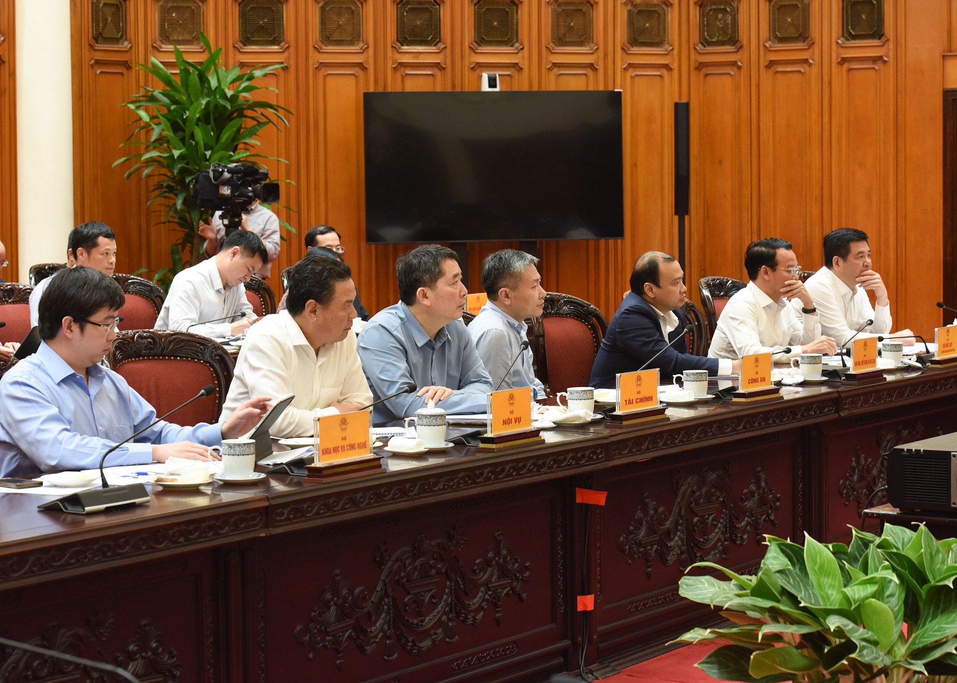 Representantes de ministerios y sectores acuden a la reunión.