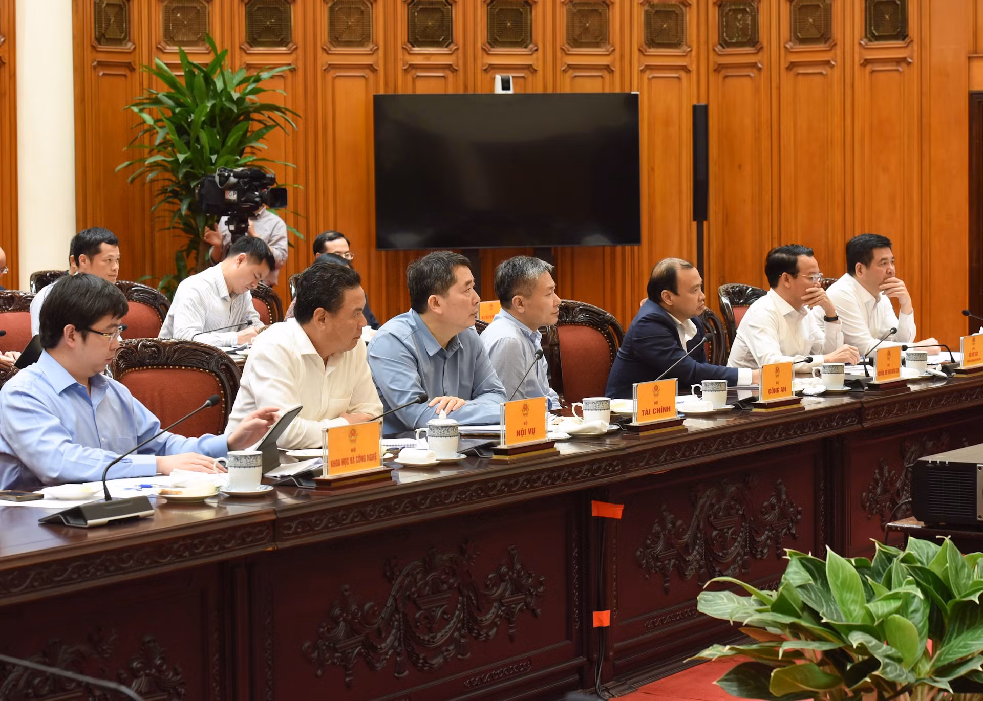 Representantes de ministerios y sectores acuden a la reunión.