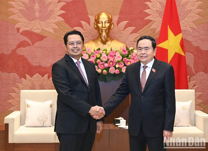 El presidente de la Asamblea Nacional de Vietnam, Tran Thanh Man, y el vicepresidente del Consejo Regional Representativo (Cámara Alta) de Indonesia H.Mahyudin. El presidente de la Asamblea Nacional de Vietnam, Tran Thanh Man, y el vicepresidente del Consejo Regional Representativo (Cámara Alta) de Indonesia H.Mahyudin.