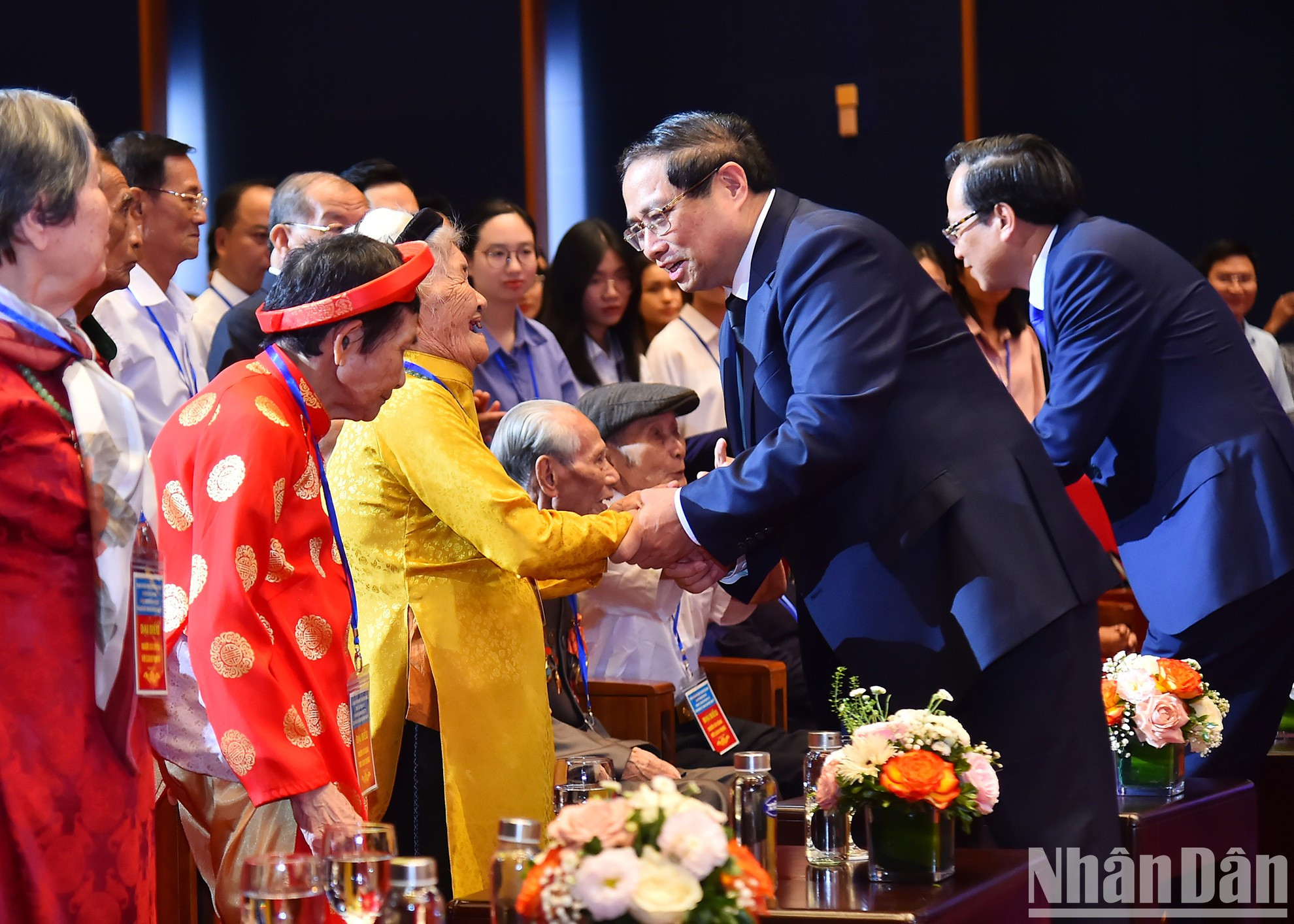 El premier vietnamita y las madres heroicas y cuadros revolucionarios de la víspera de la insurrección en la conferencia. El premier vietnamita y las madres heroicas y cuadros revolucionarios de la víspera de la insurrección en la conferencia.