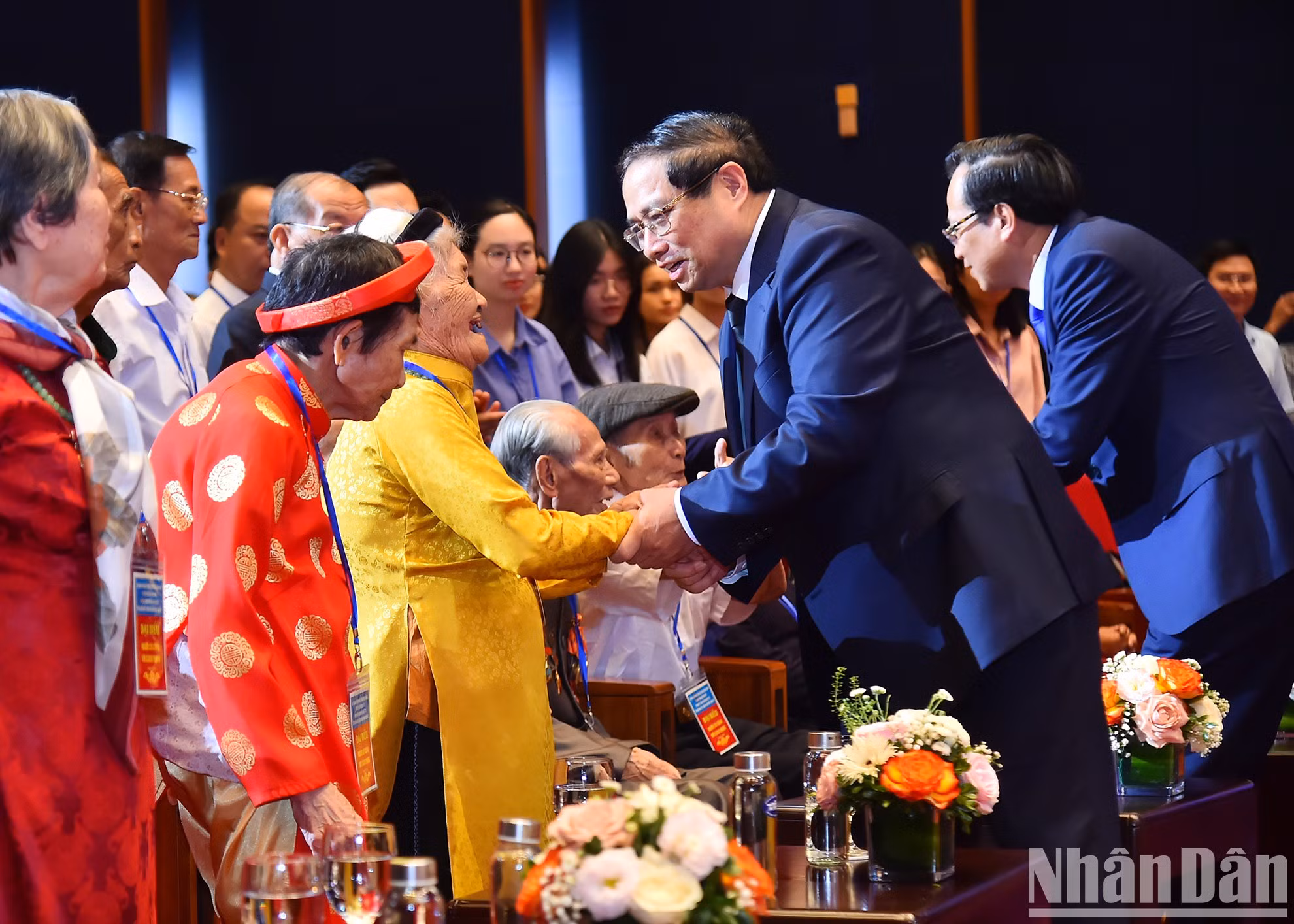 El premier vietnamita y las madres heroicas y cuadros revolucionarios de la víspera de la insurrección en la conferencia.
