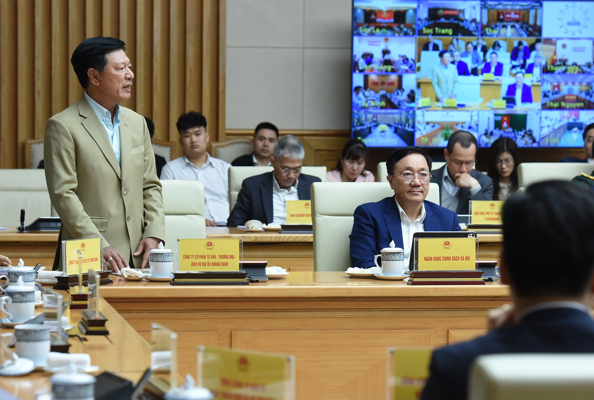 Un representante de la Sociedad Anónima de Servicios de Consultoría y Comercio Inmobiliario habla en la conferencia.