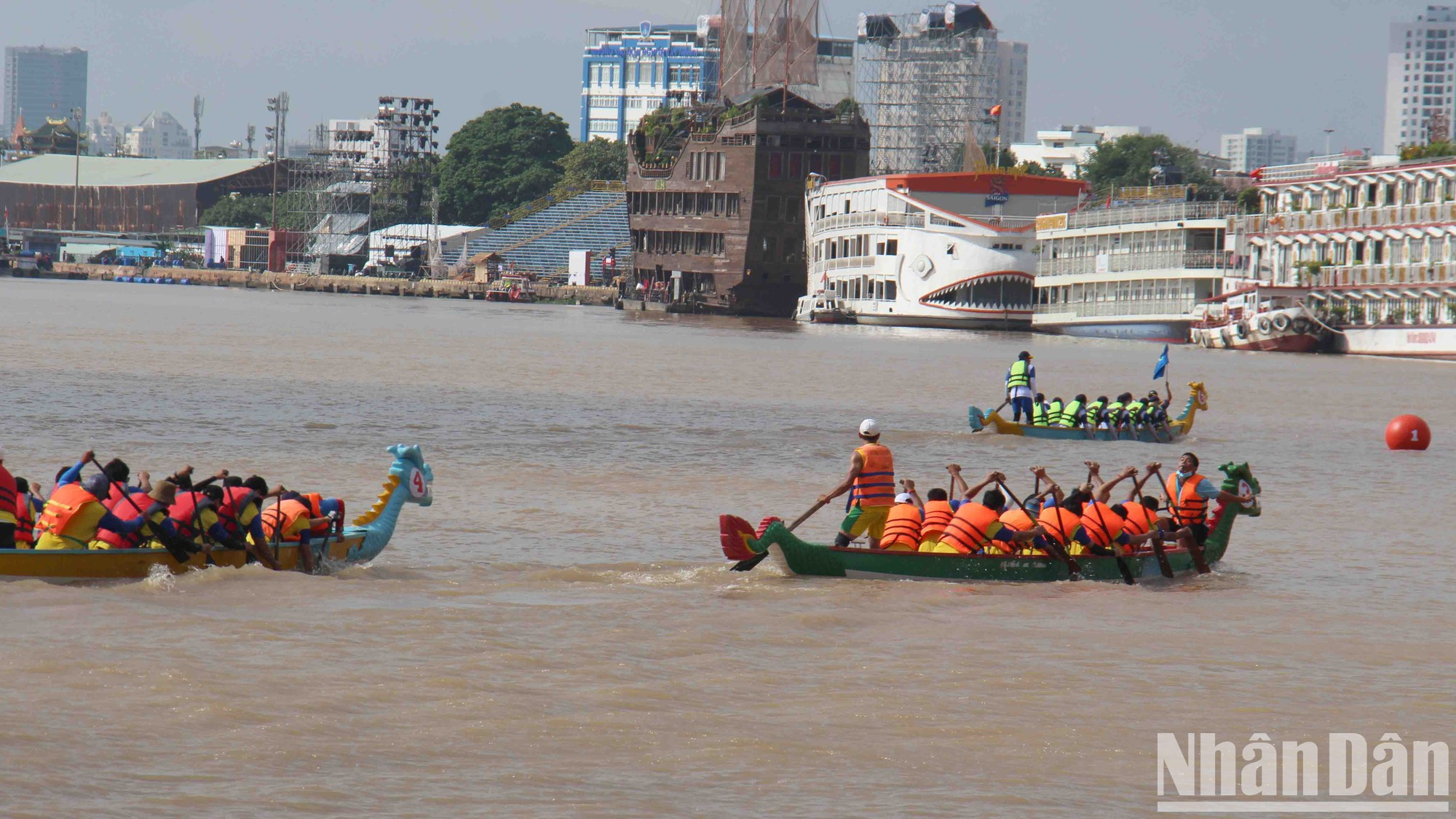 Los equipos se dividen en dos categorías. Los equipos se dividen en dos categorías.