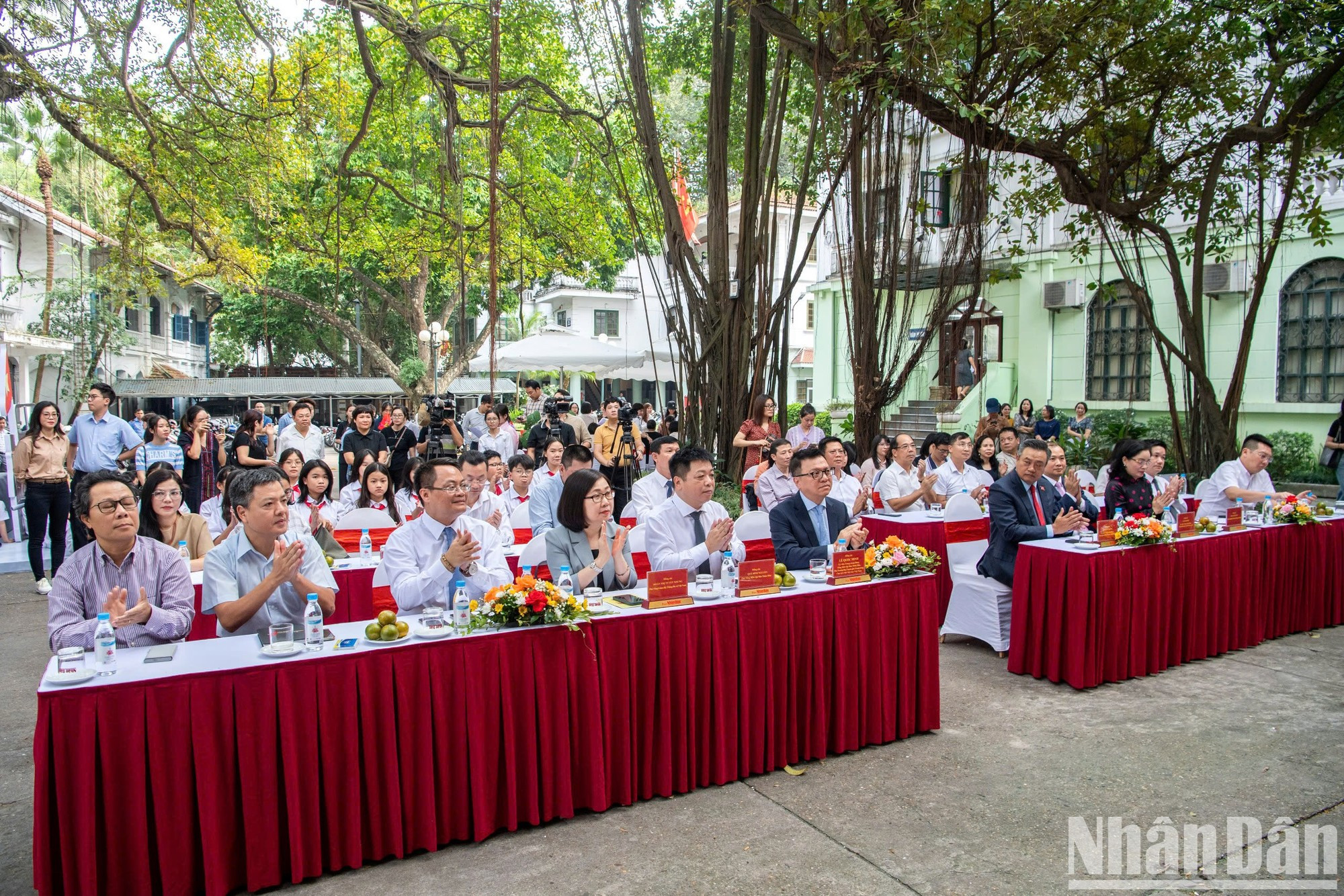 Asistentes al acto inaugural de la exposición interactiva sobre la Torre de la Bandera de Hanói. Asistentes al acto inaugural de la exposición interactiva sobre la Torre de la Bandera de Hanói.