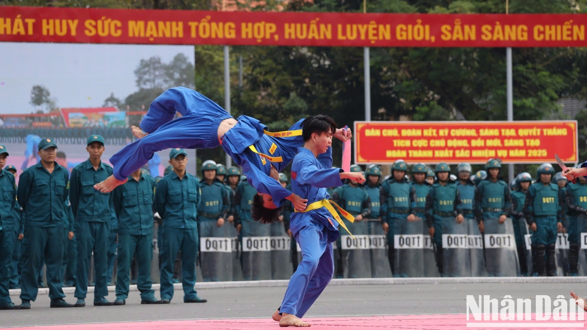 Una demostración de artes marciales. Una demostración de artes marciales.