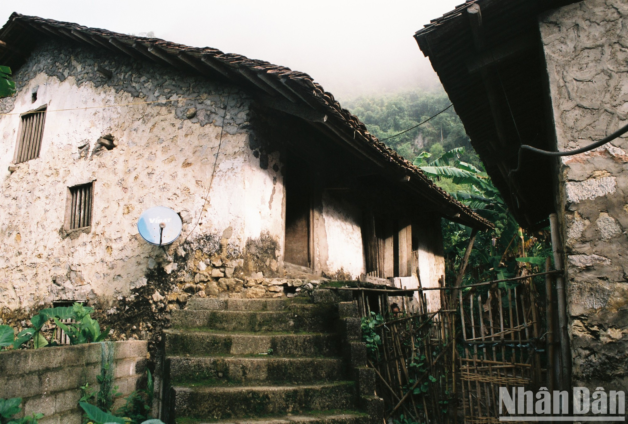 Una casa de dos pisos suele tener una altura de cinco a siete metros. El primer piso está hecho principalmente de columnas de madera como un marco sobre una sólida base de piedra.