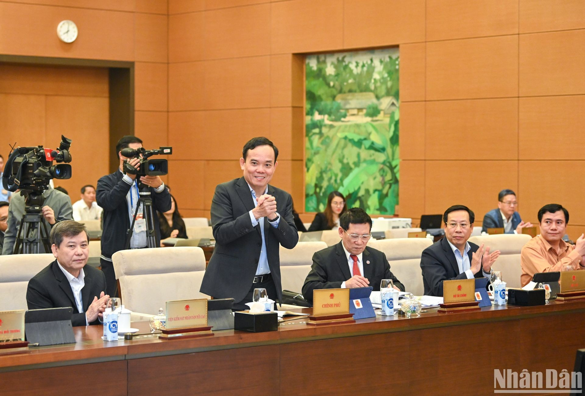 El vicepremier de Vietnam, Tran Luu Quang y los diputados.