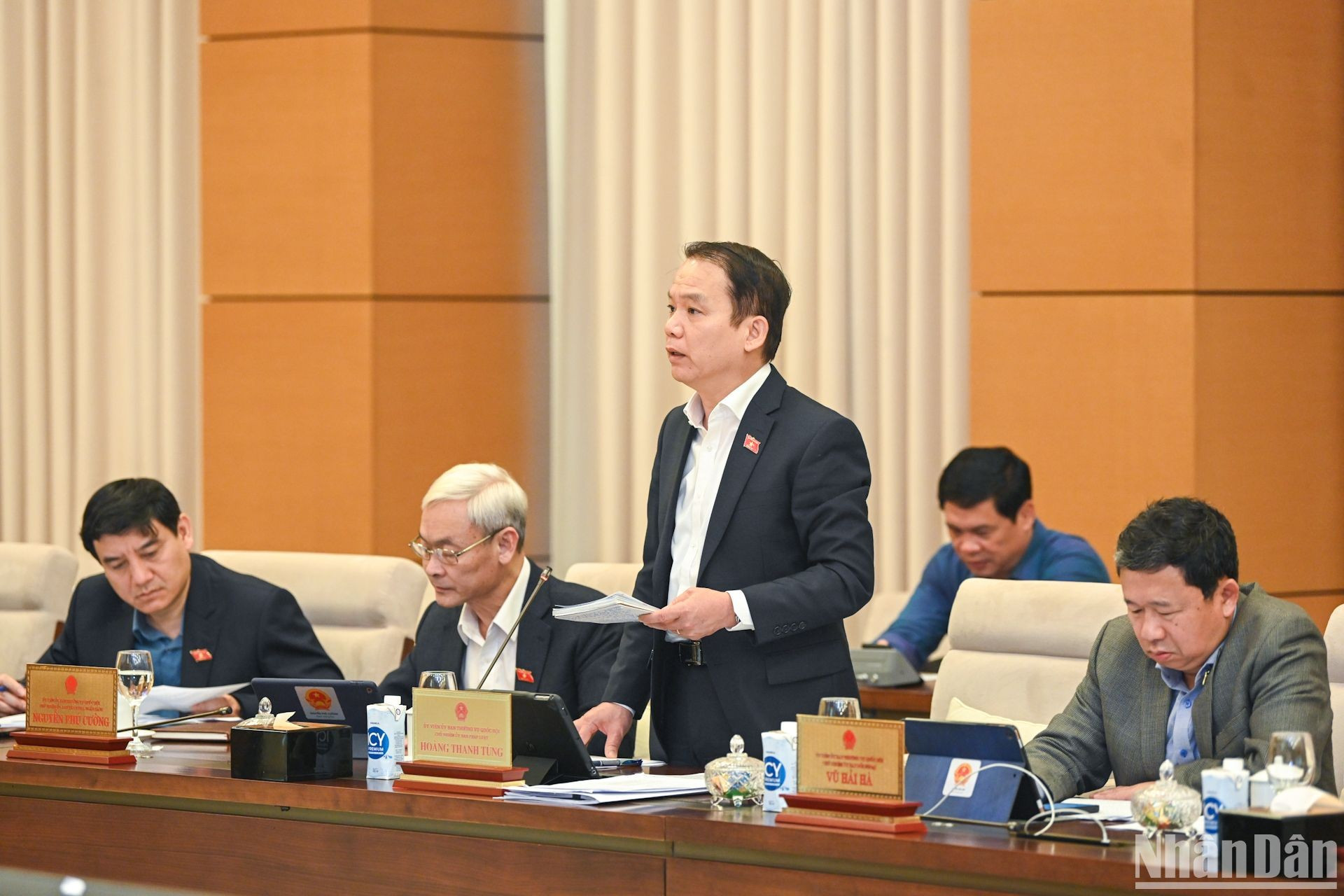 El jefe de la Comisión de Leyes de la AN, Hoang Thanh Tung habla en la reunión.