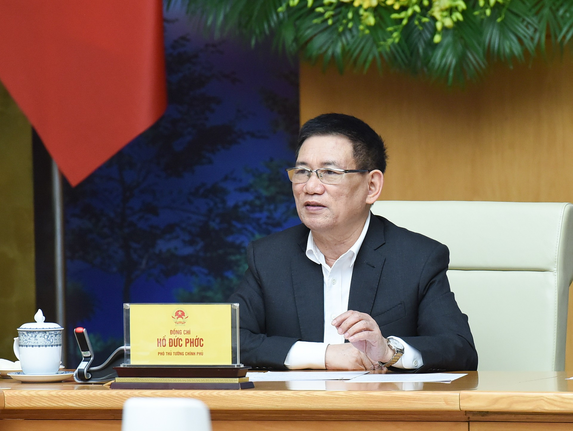 El viceprimer ministro Ho Duc Phoc habla en la conferencia.