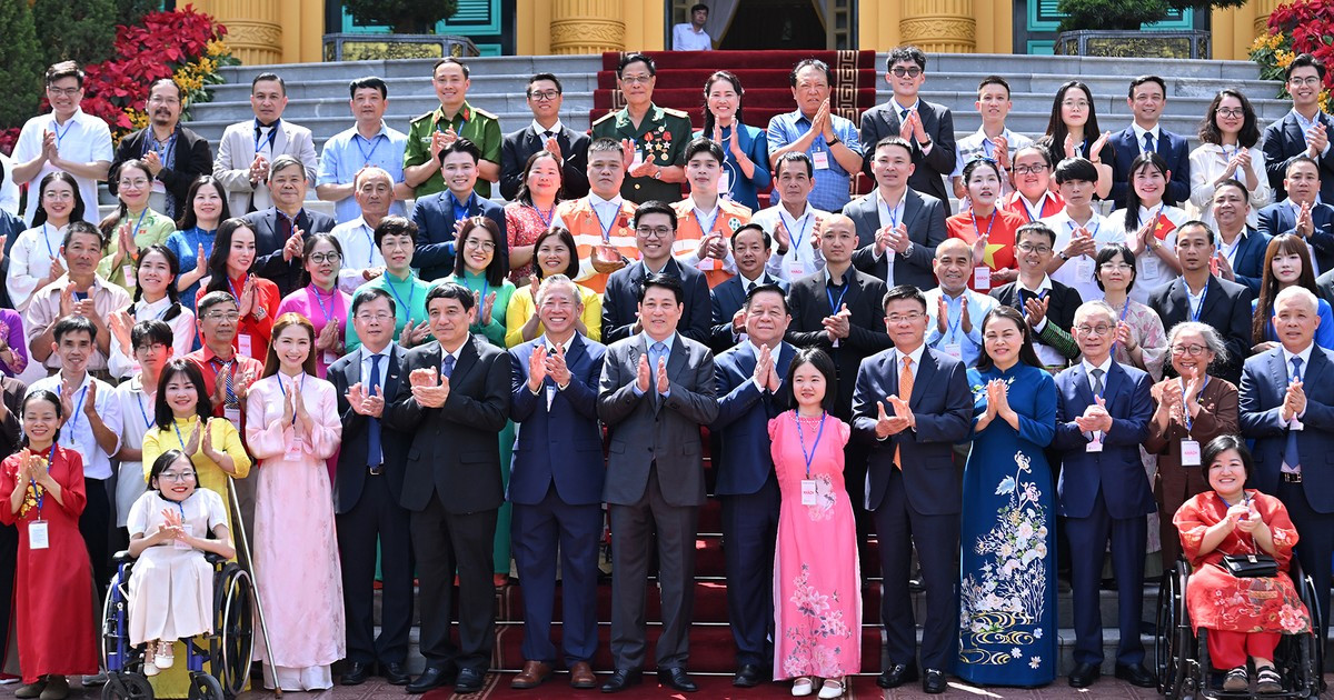 [Foto] Presidente de Vietnam se reúne con 100 personas ejemplares destacadas en el programa “Acciones Bondadosas”