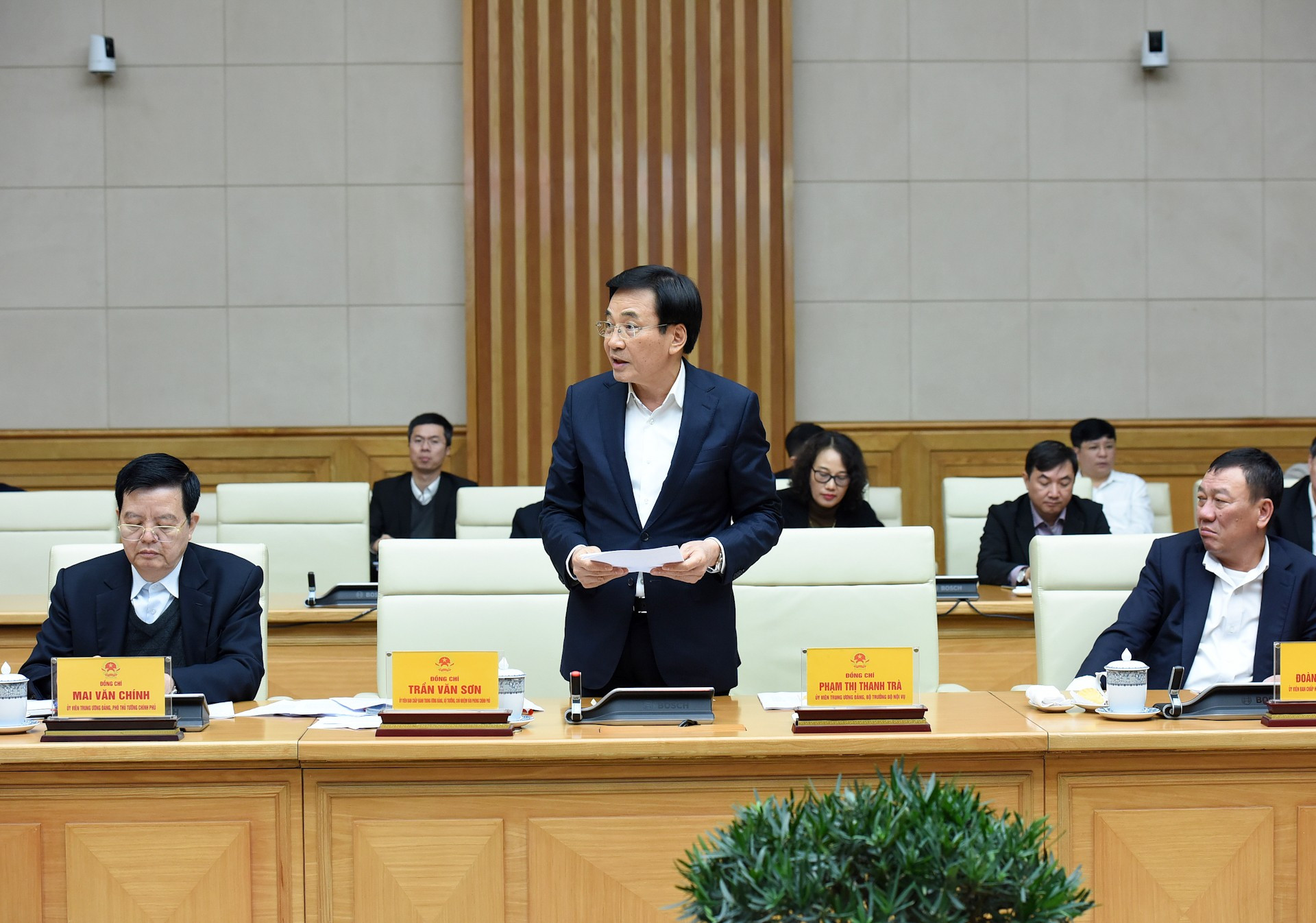 El ministro, jefe de la Oficina Gubernamental, Tran Van Son, habla en la cita. El ministro, jefe de la Oficina Gubernamental, Tran Van Son, habla en la cita.