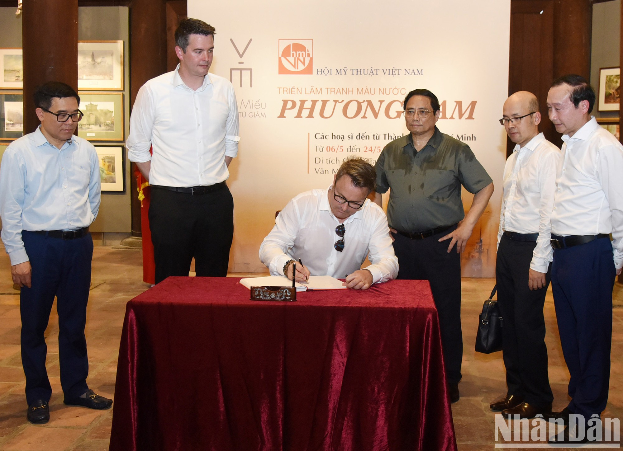 El premier luxemburgués firma el libro de recuerdo en Van Mieu-Quoc Tu Giam. El premier luxemburgués firma el libro de recuerdo en Van Mieu-Quoc Tu Giam.