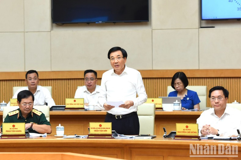 Tran Van Son, ministro y jefe de la Oficina del Gobierno de Vietnam. Tran Van Son, ministro y jefe de la Oficina del Gobierno de Vietnam.