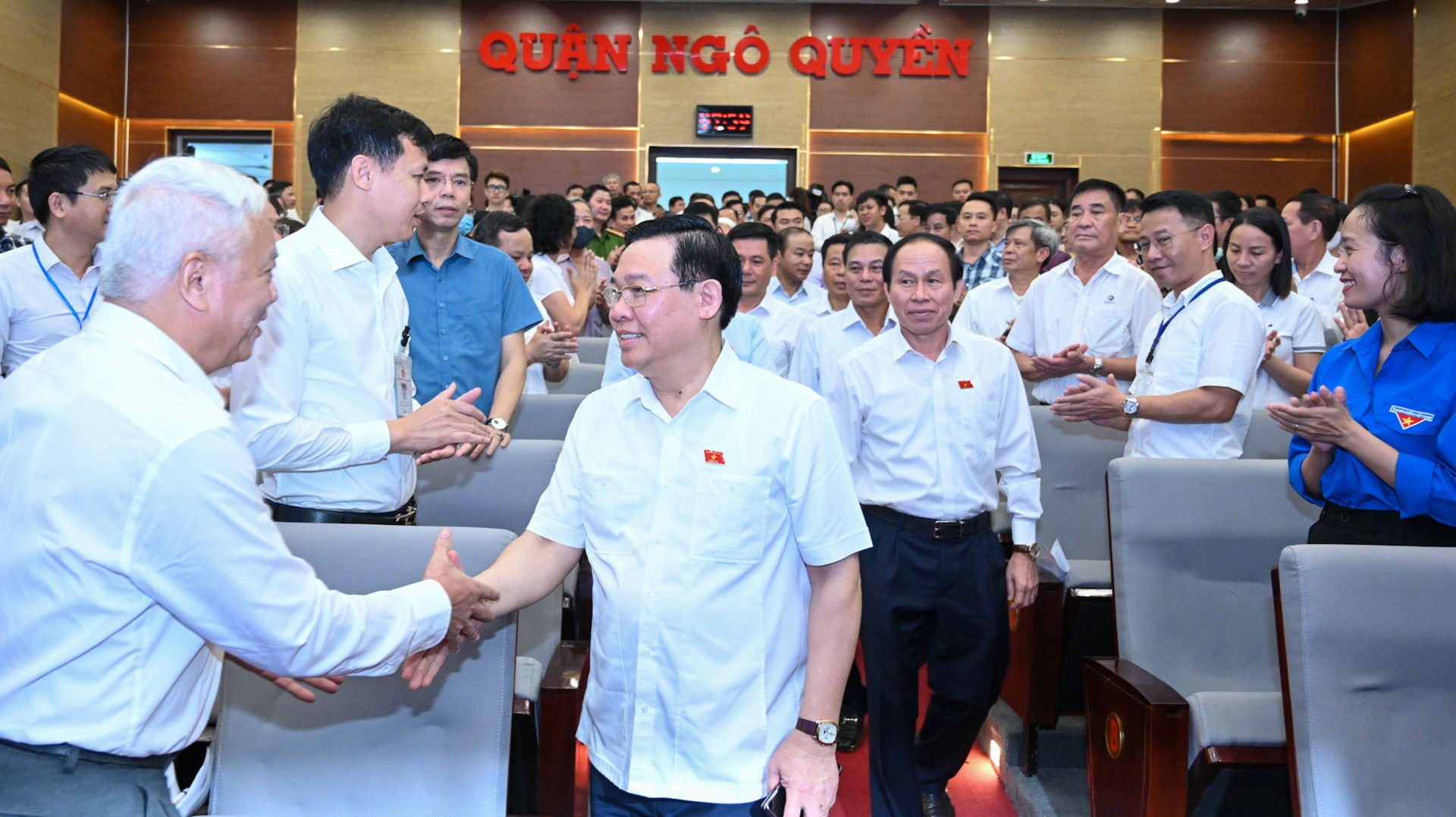 El máximo legislador y los votantes de Hai Phong.