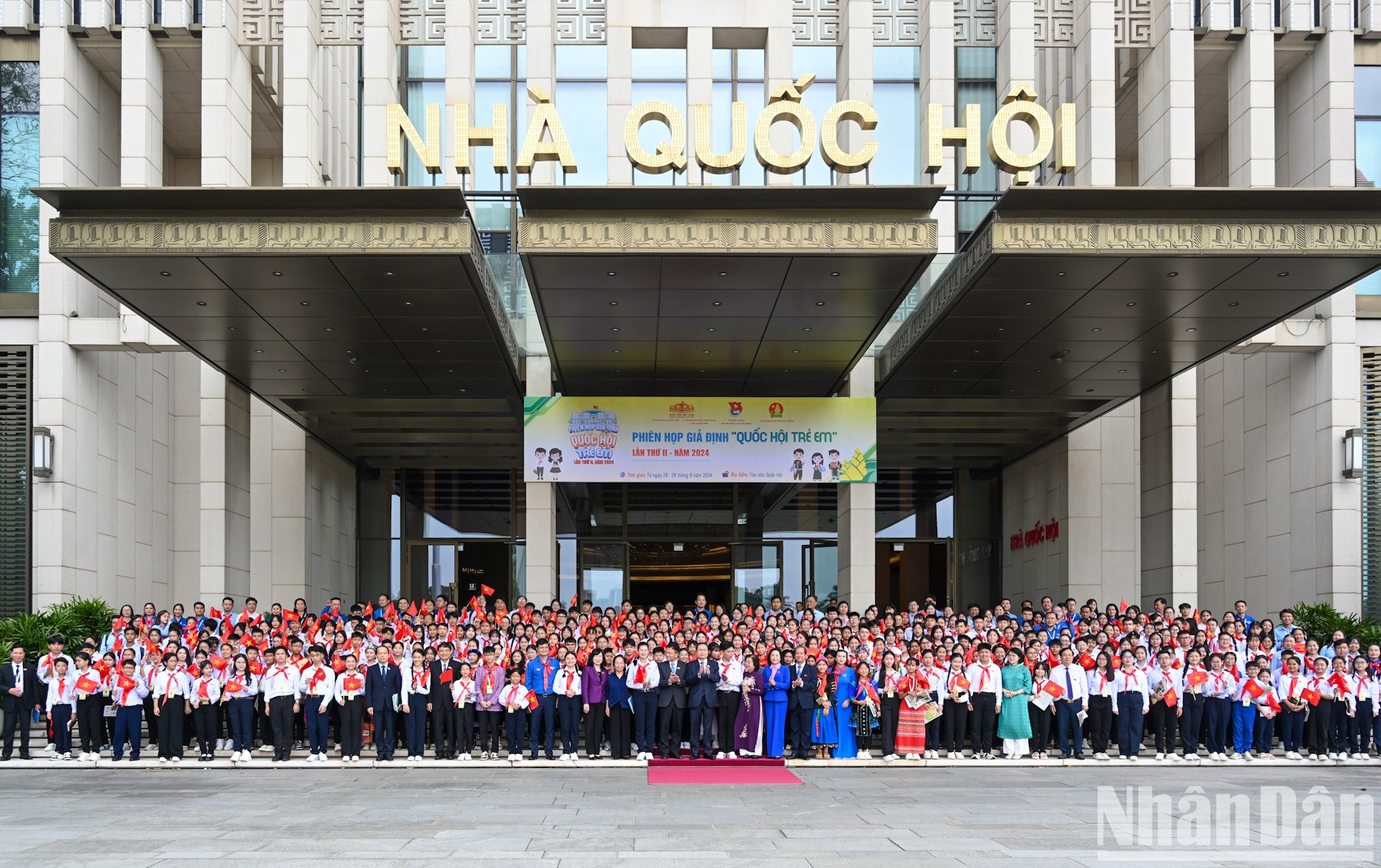 El máximo dirigente legislativo, Tran Thanh Man, y los funcionarios y exfuncionarios del Partido Comunista y del Estado vietnamitas, toman foto de recuerdo con los delegados infantiles.