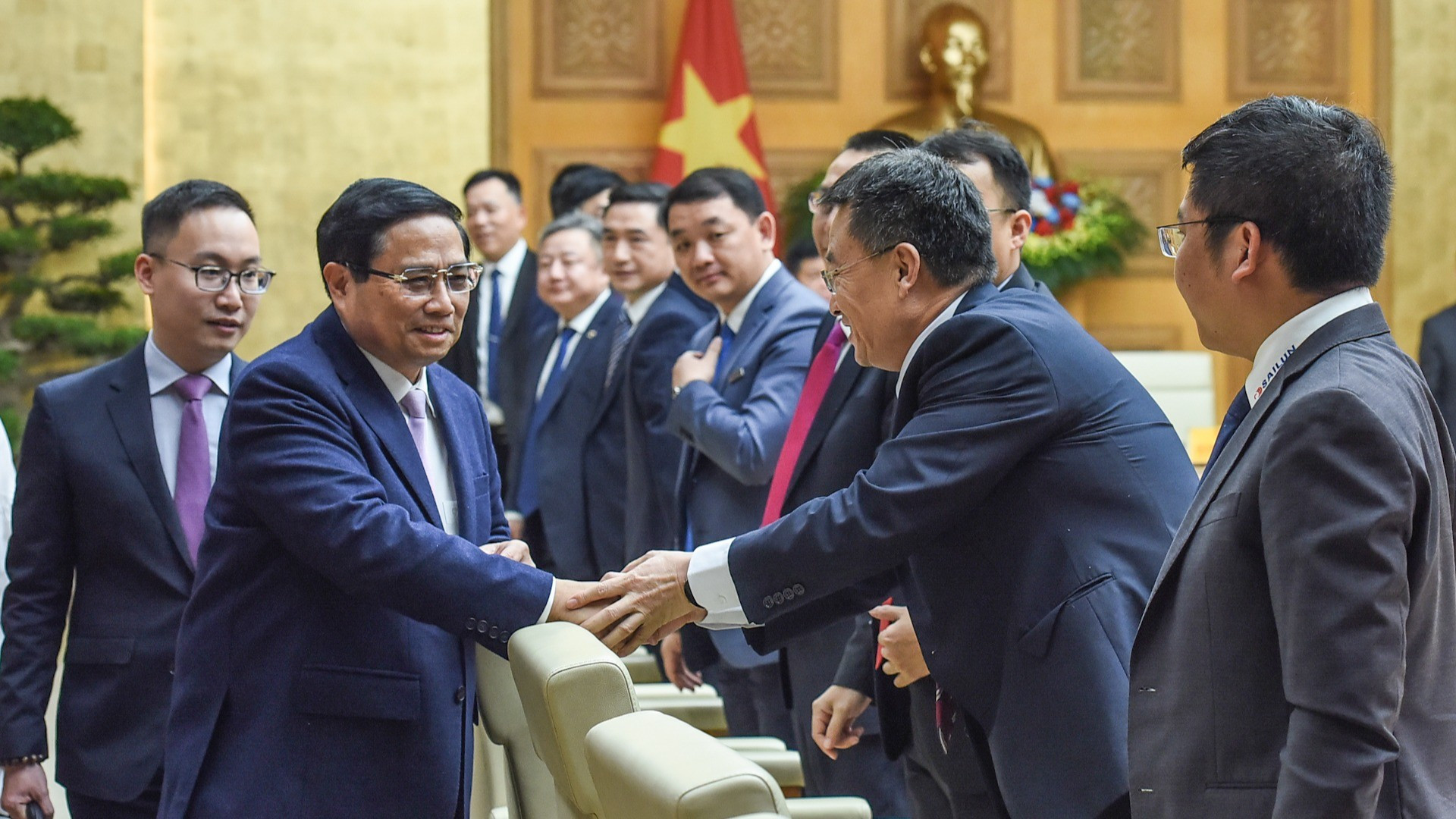 El jefe del Gobierno vietnamita saluda a representantes chinos que asisten al encuentro. El jefe del Gobierno vietnamita saluda a representantes chinos que asisten al encuentro.