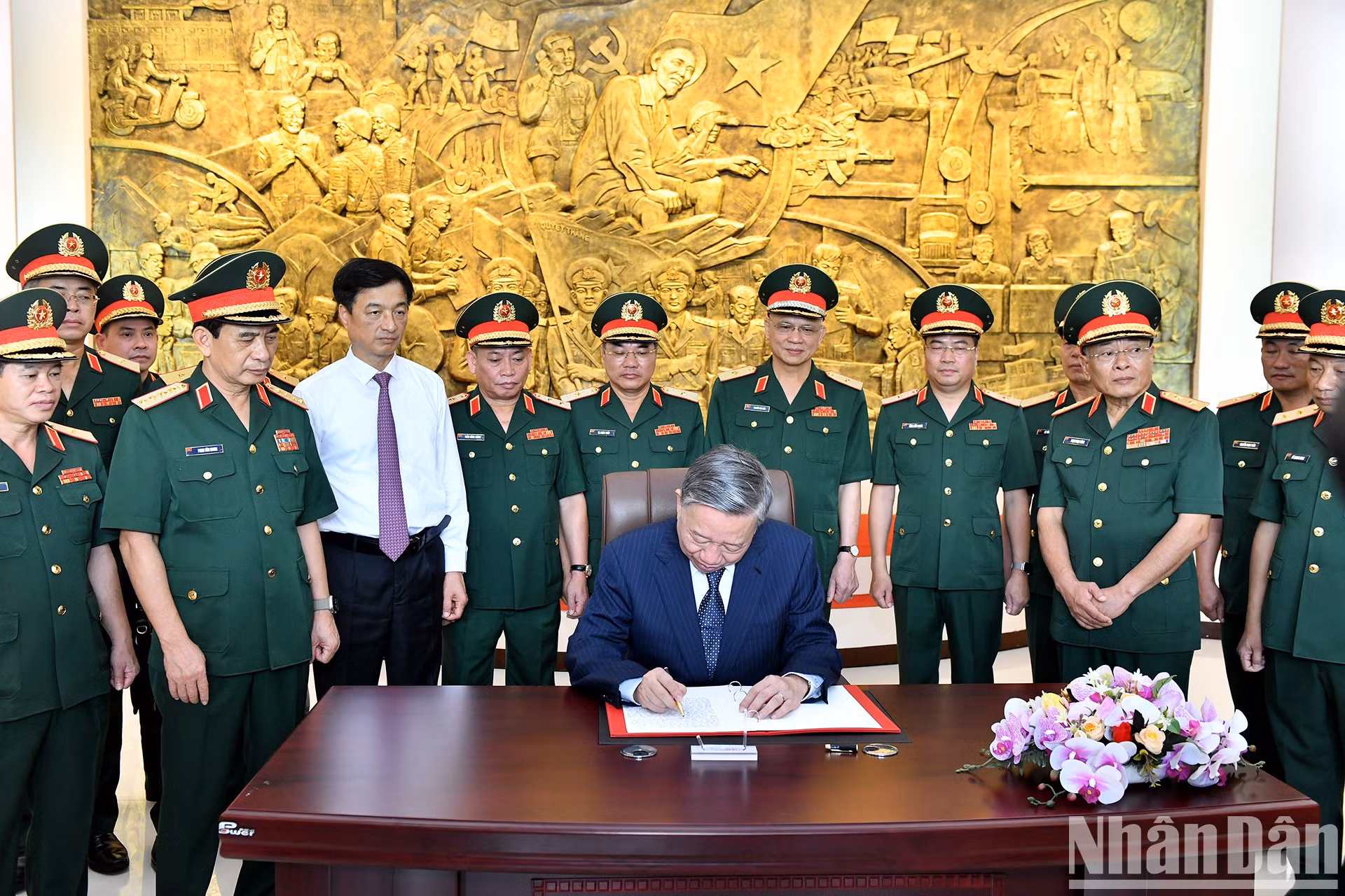 El secretario general del PCV y presidente del país, To Lam, firma el tradicional libro de recuerdos del Departamento General de la Inteligencia.