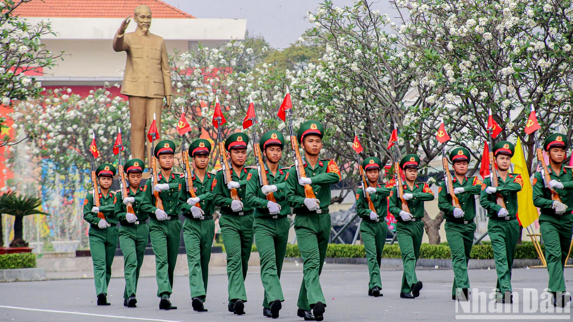 Una presentación de armas en la ceremonia. Una presentación de armas en la ceremonia.