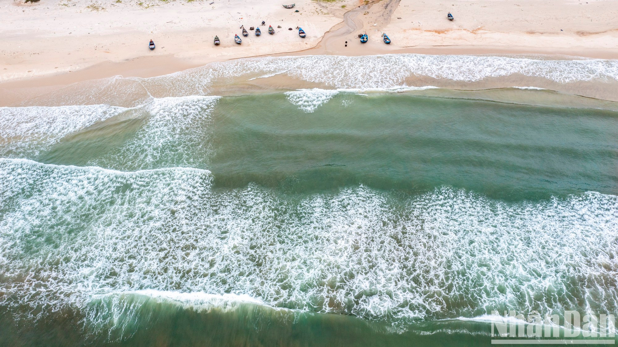 Como las playas de Cua Tung y Cua Viet, la de Vinh Thai posee un agua prístina especial en los días claros. Como las playas de Cua Tung y Cua Viet, la de Vinh Thai posee un agua prístina especial en los días claros.