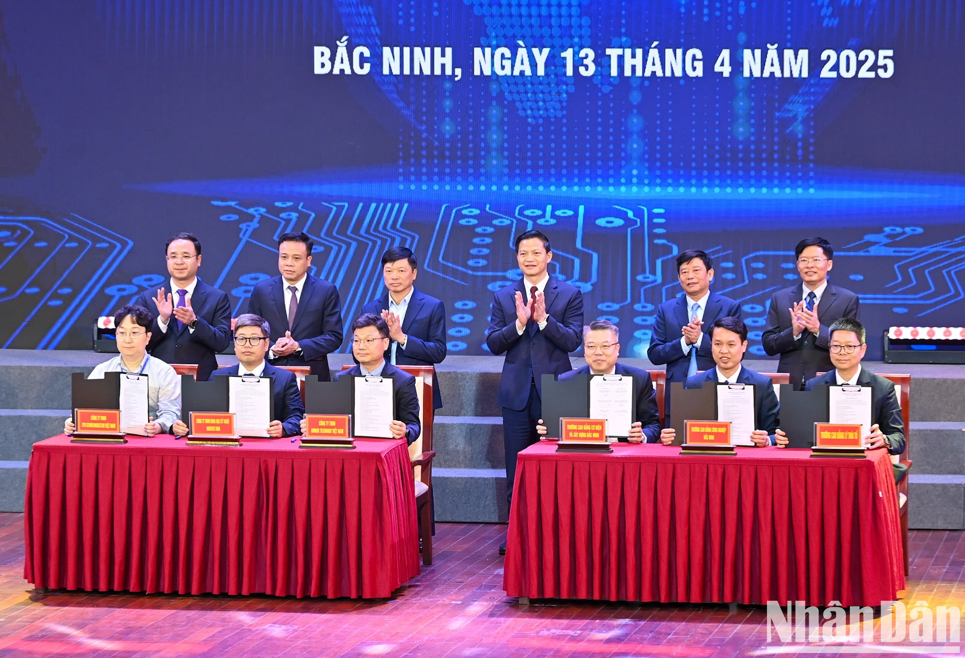 Los dirigentes de la provincia de Bac Ninh presencian la firma del acuerdo de cooperación en la formación de recursos humanos digitales entre la universidad y las empresas Los dirigentes de la provincia de Bac Ninh presencian la firma del acuerdo de cooperación en la formación de recursos humanos digitales entre la universidad y las empresas