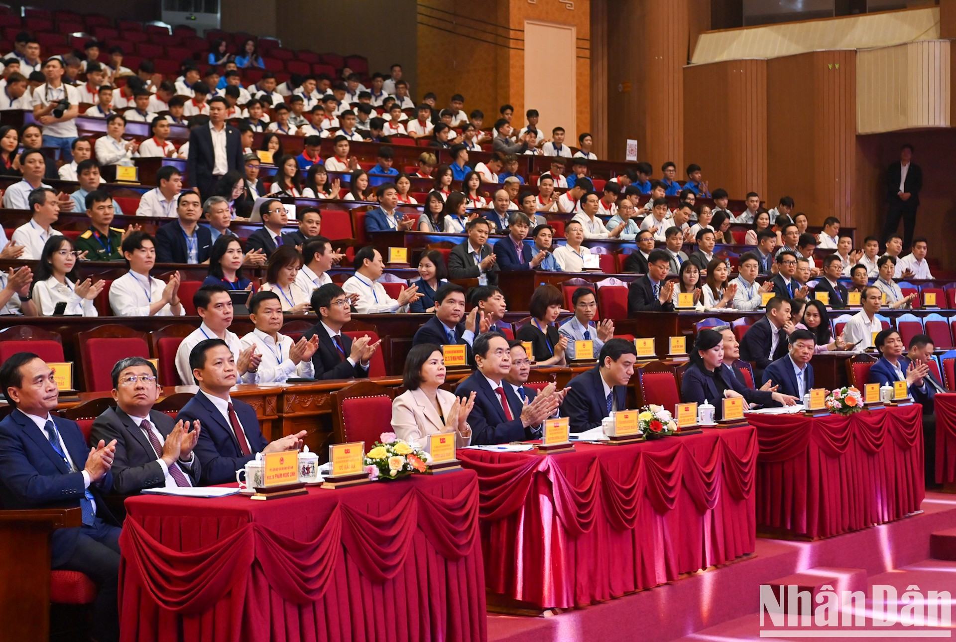 El presidente de la Asamblea Nacional de Vietnam, Tran Thanh Man, y representantes del ministerios y sectores asisten a la cita. El presidente de la Asamblea Nacional de Vietnam, Tran Thanh Man, y representantes del ministerios y sectores asisten a la cita.