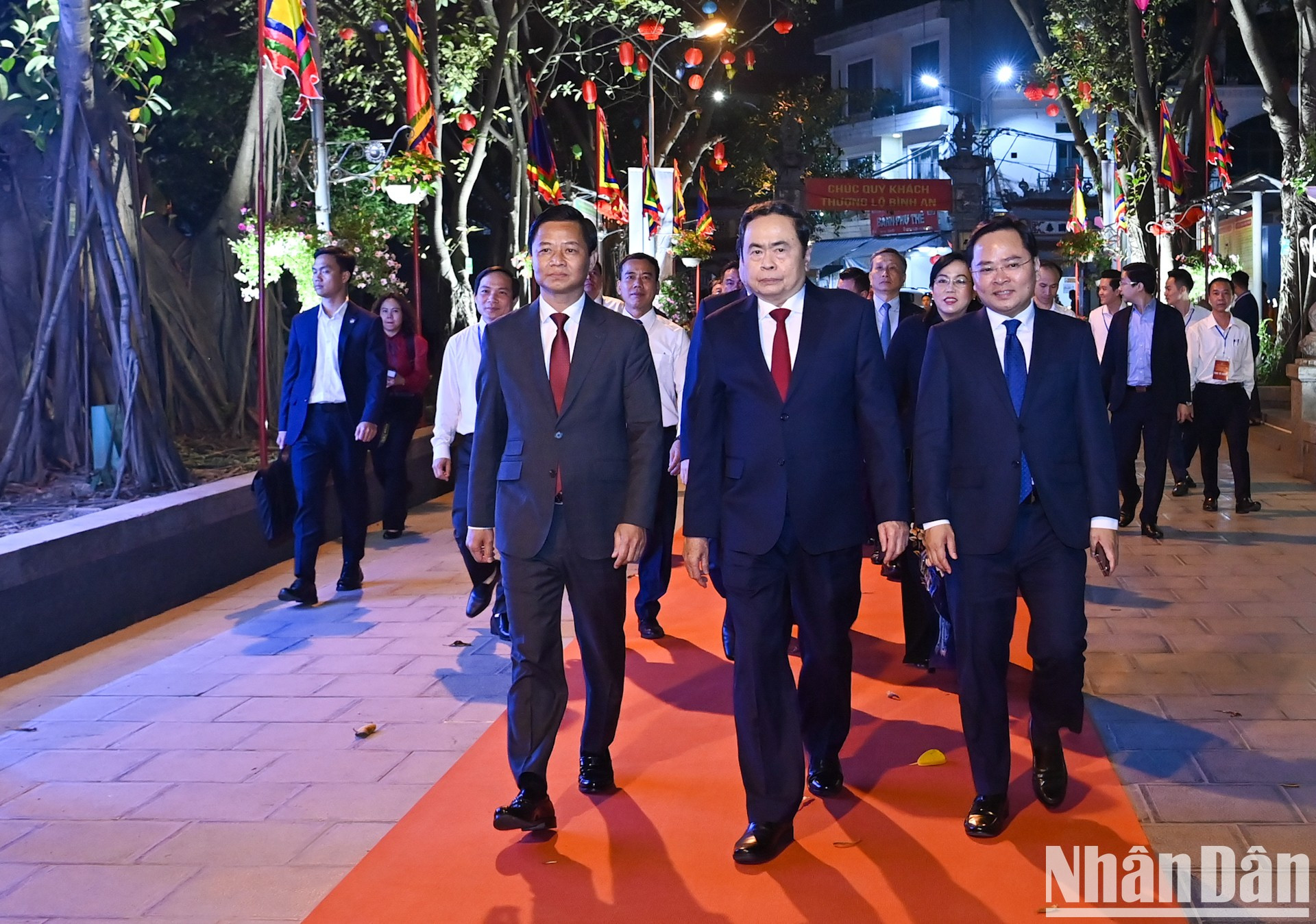 El titular de la ANV, Tran Thanh Man (C), y dirigentes de la provincia de Bac Ninh asisten al evento. El titular de la ANV, Tran Thanh Man (C), y dirigentes de la provincia de Bac Ninh asisten al evento.