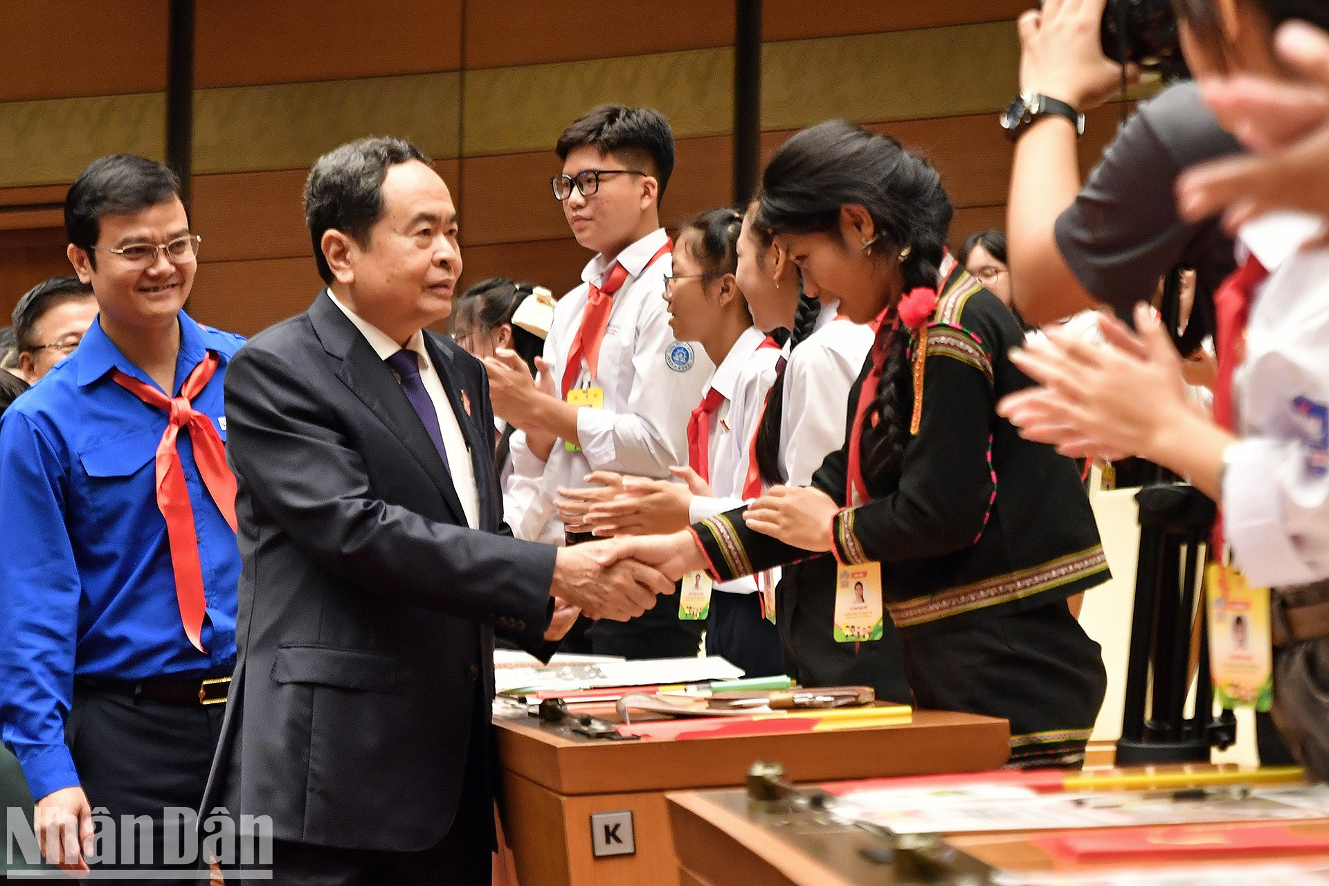 Al hablar en la sesión, el presidente de la Asamblea Nacional, Tran Thanh Man, enfatizó que el Partido y el Estado siempre prestan especial atención a la protección, el cuidado y la educación de los niños.