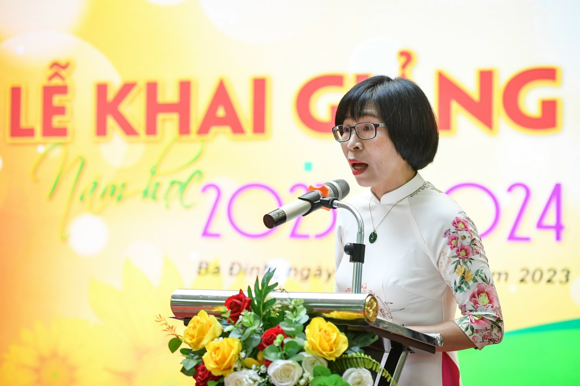 La directora de la escuela secundaria Hoang Hoa Tham, Ho Thuan Yen, anuncia la apertura del nuevo año escolar. La directora de la escuela secundaria Hoang Hoa Tham, Ho Thuan Yen, anuncia la apertura del nuevo año escolar.